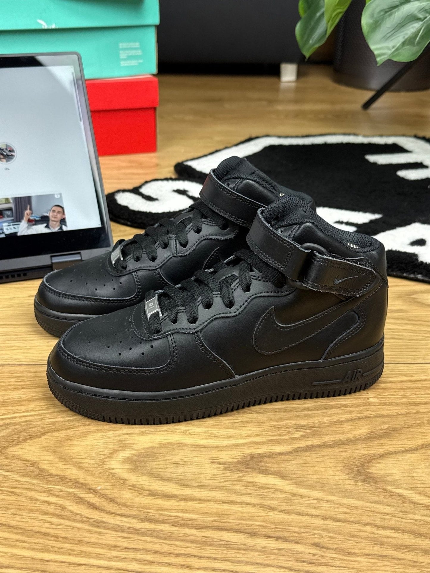 Nike Air Force 1 Mid Triple Black — buty sportowe damskie w bardzo dobrym stanie rozmiar 37.5, widok z góry