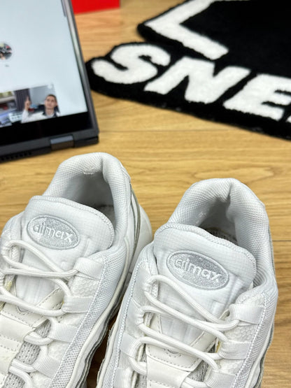 Nike Air Max 95 Essential Triple White — buty sportowe męskie w bardzo dobrym stanie rozmiar 46, widok z boku