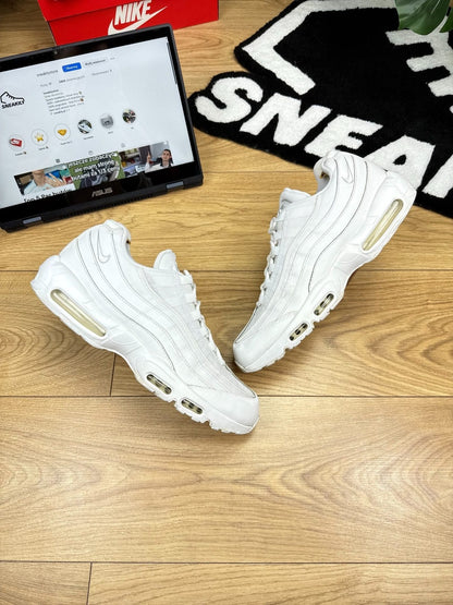 Nike Air Max 95 Essential Triple White — buty sportowe męskie w bardzo dobrym stanie rozmiar 46, widok z góry na zewnętrzną stronę butów