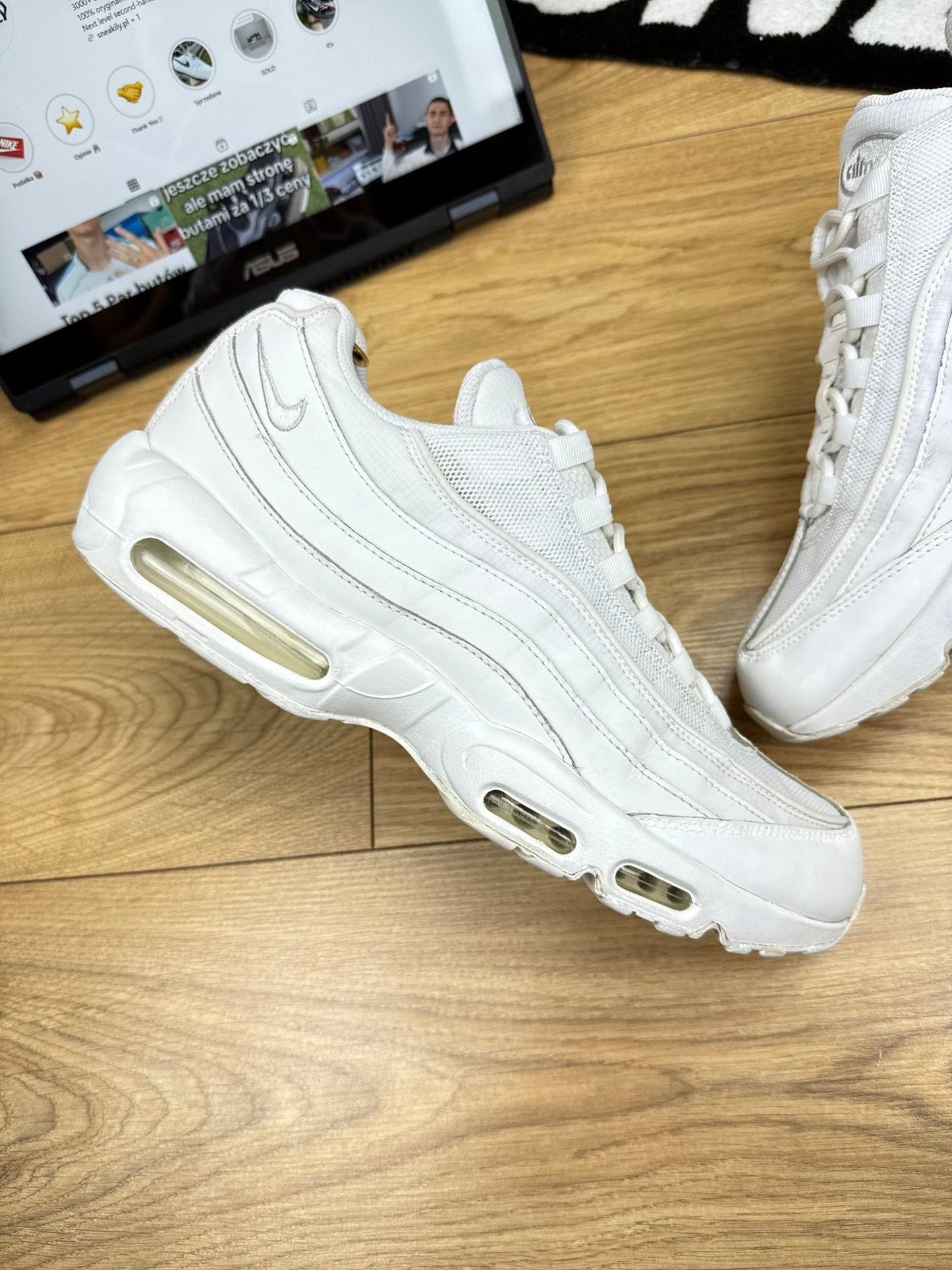 Nike Air Max 95 Essential Triple White — buty sportowe męskie w bardzo dobrym stanie rozmiar 46, zewnętrzny panel prawego buta