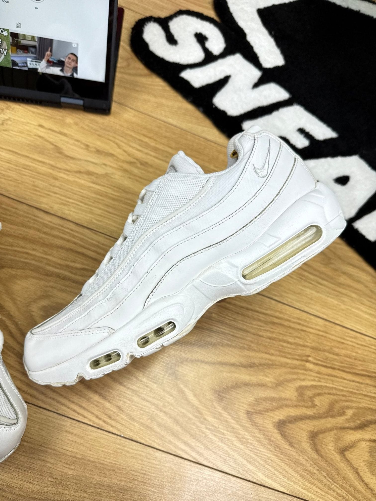 Nike Air Max 95 Essential Triple White — buty sportowe męskie w bardzo dobrym stanie rozmiar 46, zewnętrzny panel lewego buta