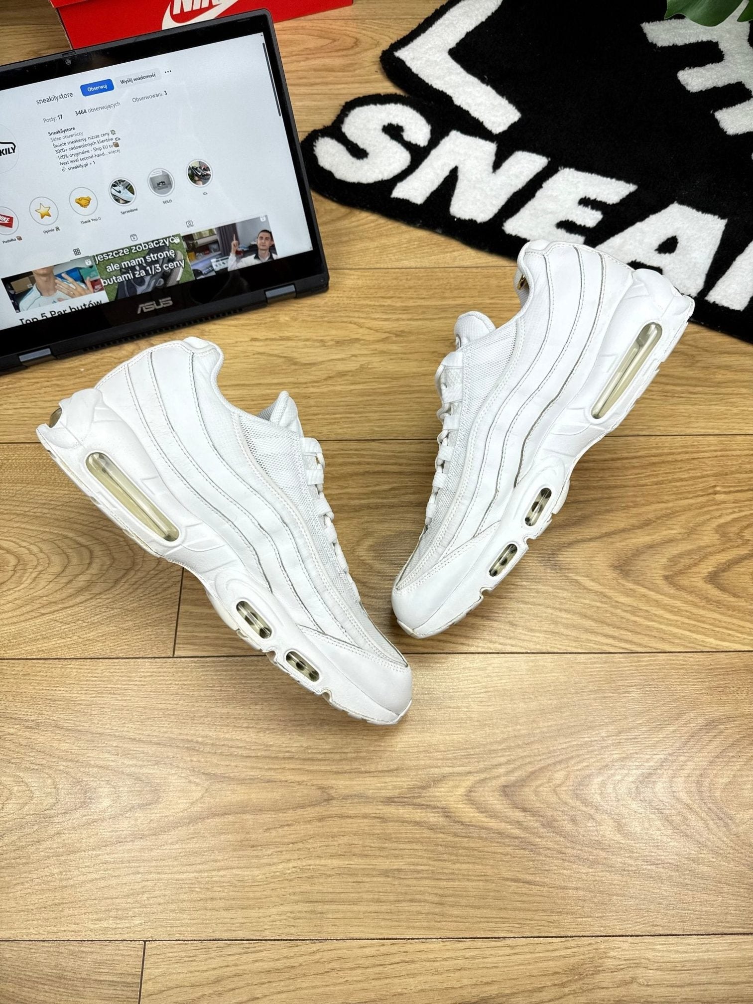 Nike Air Max 95 Essential Triple White — buty sportowe męskie w bardzo dobrym stanie rozmiar 46, widok z góry na wewnętrzną stronę butów