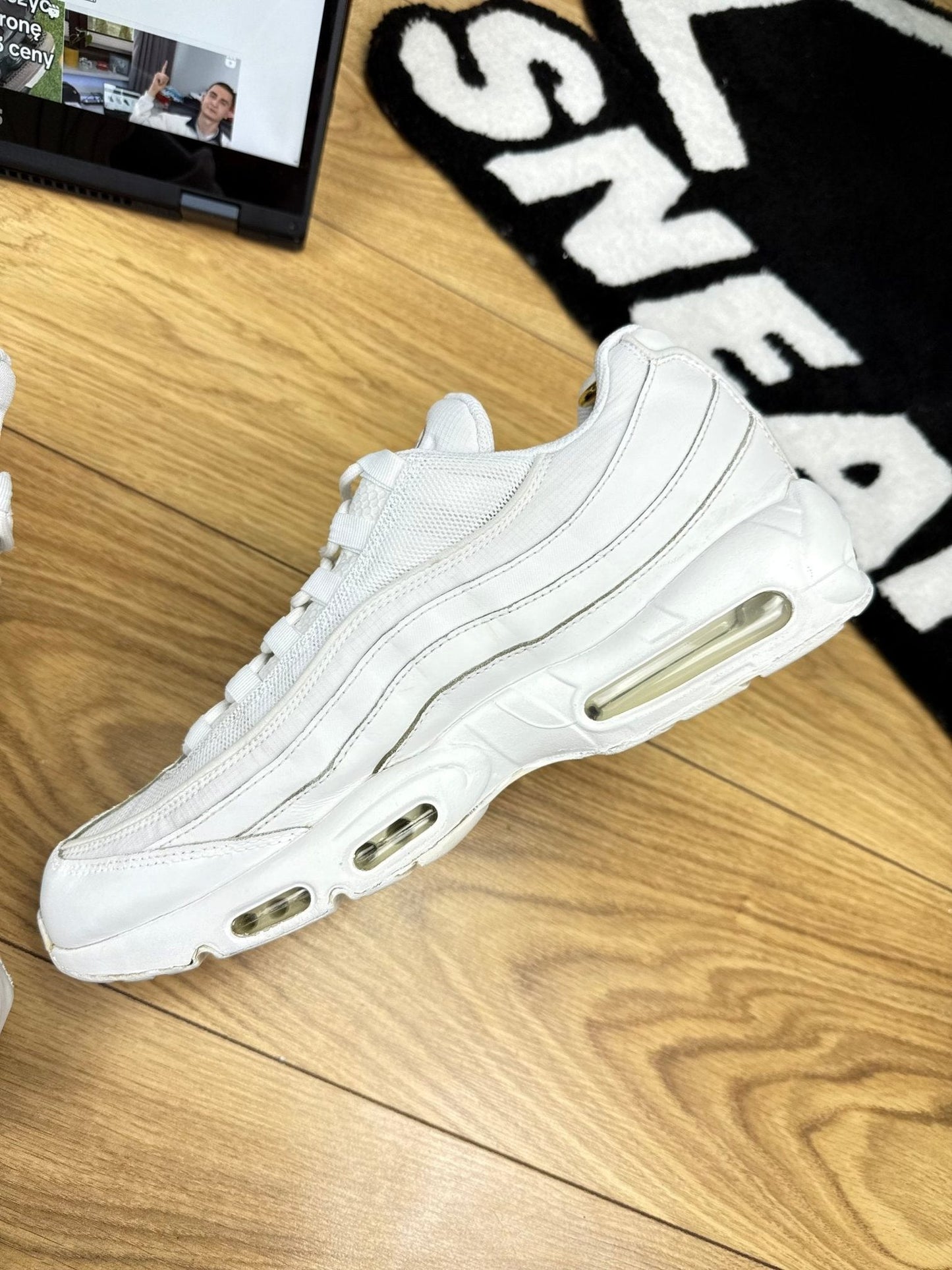 Nike Air Max 95 Essential Triple White — buty sportowe męskie w bardzo dobrym stanie rozmiar 46, wewnętrzny panel prawego buta