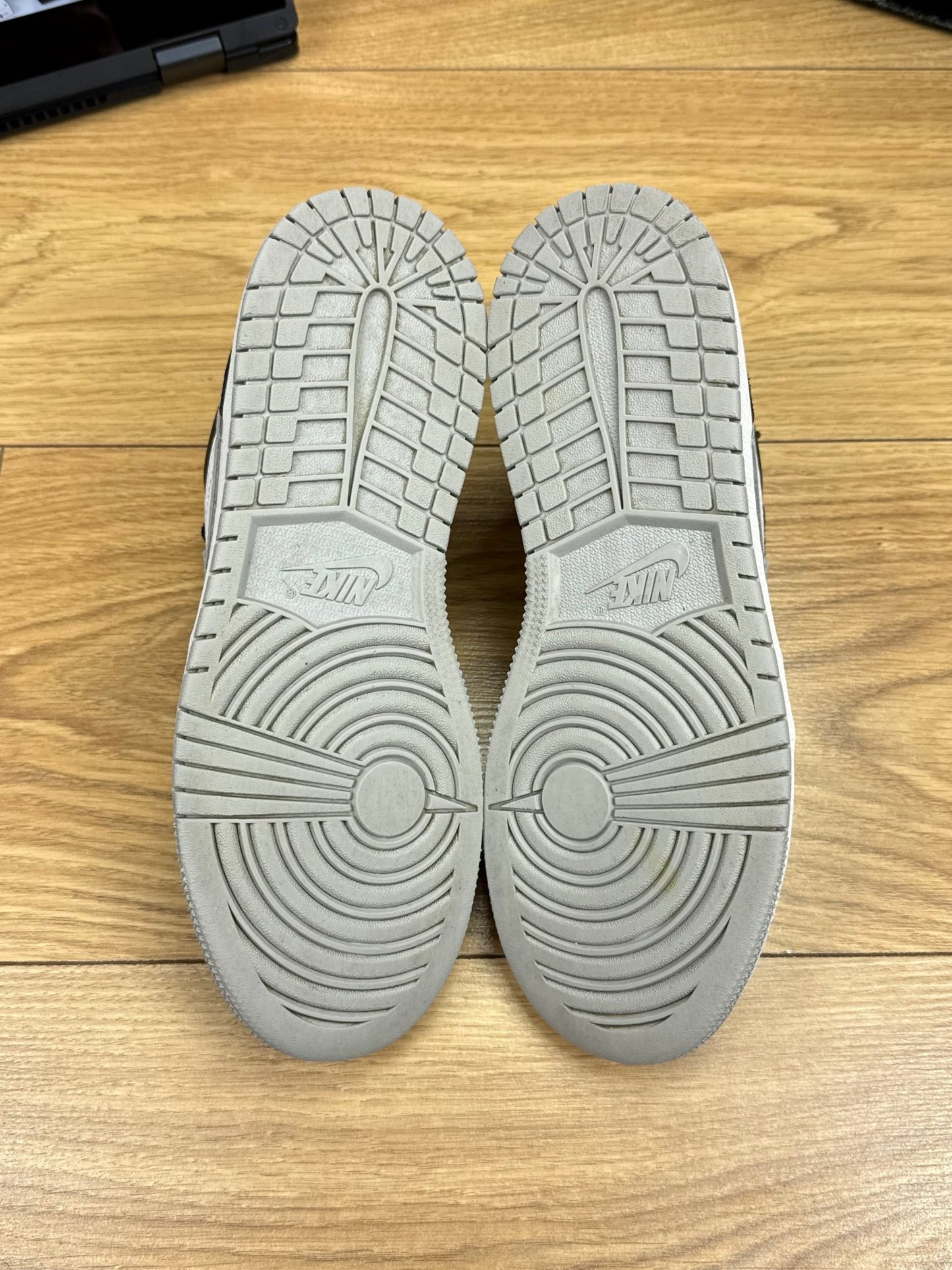 Nike Air Jordan 1 Low (37.5)