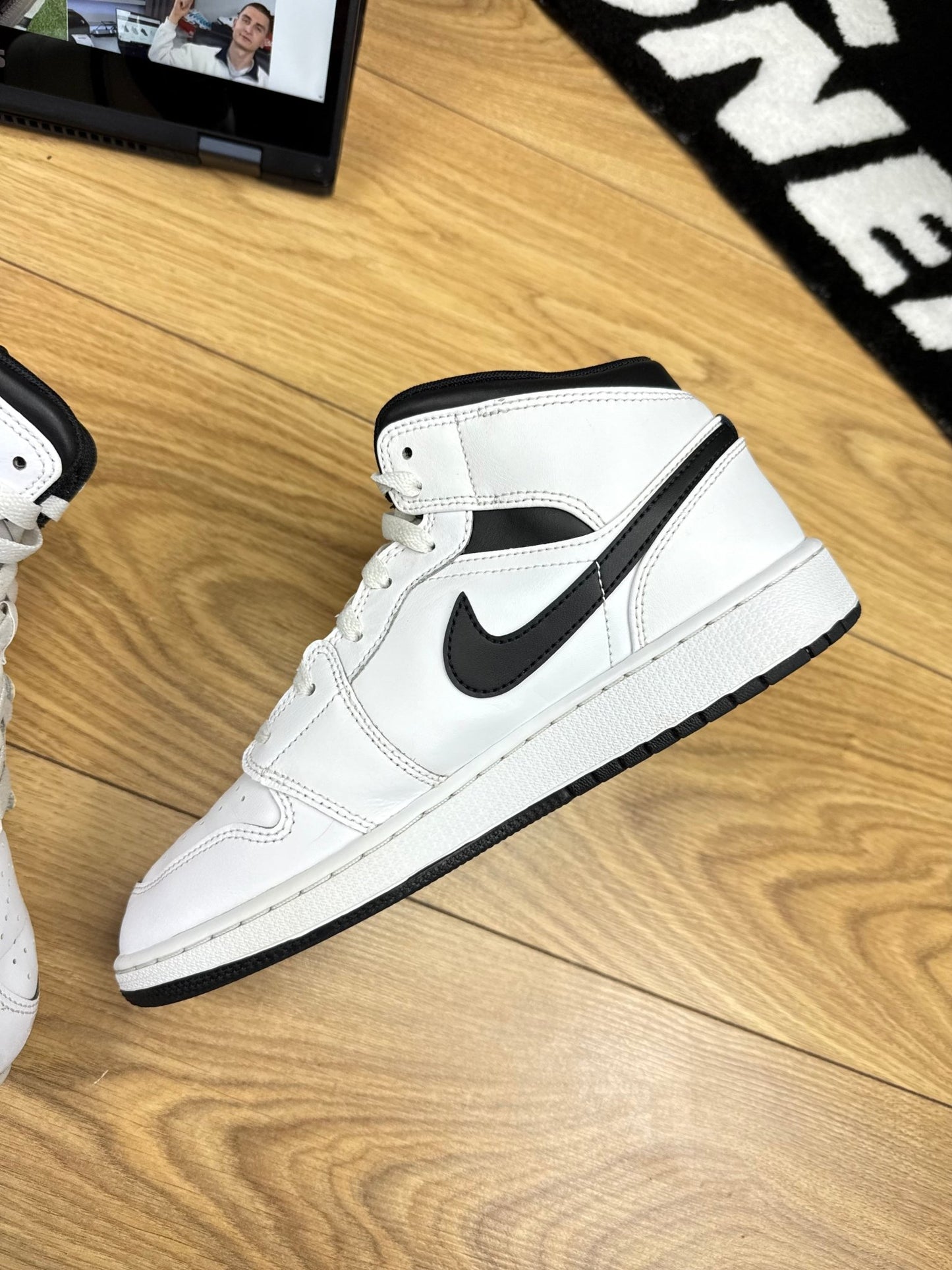Nike Air Jordan 1 Mid (40)