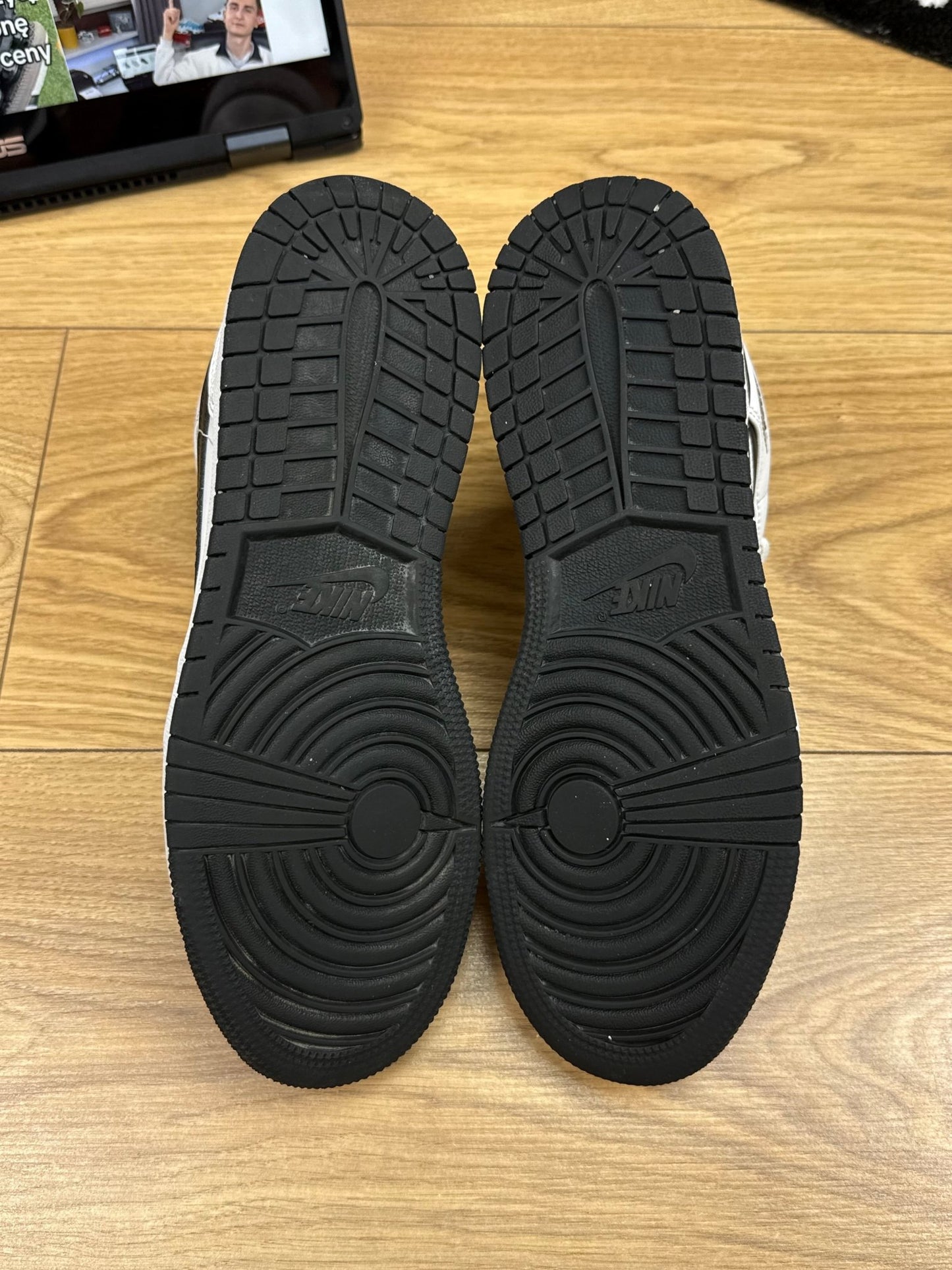 Nike Air Jordan 1 Mid (40)