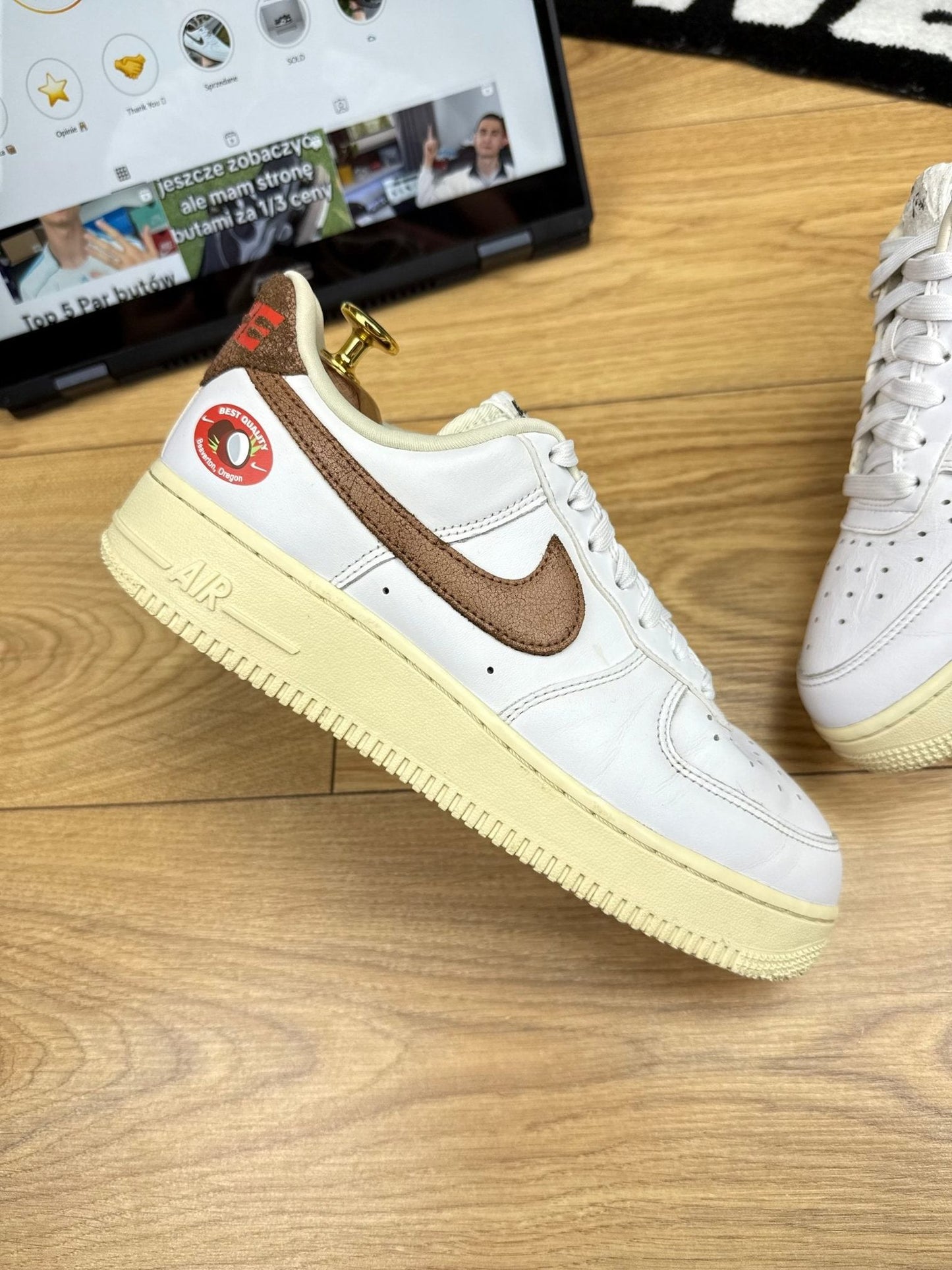 Nike Air Force 1 ’07 LX Coconut Milk — buty sportowe męskie w bardzo dobrym stanie rozmiar 39, zewnętrzny panel prawego buta