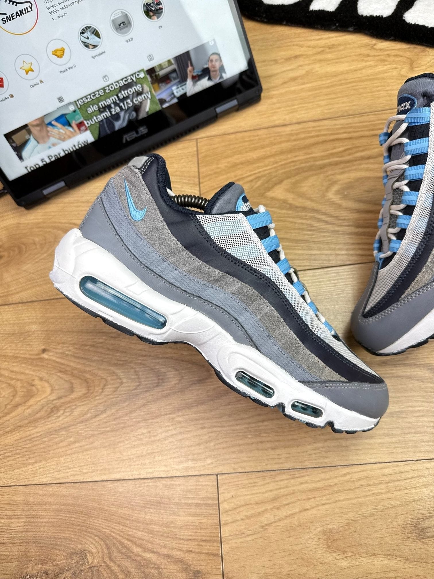 Nike Air Max 95 — buty sportowe męskie w bardzo dobrym stanie rozmiar 44, widok z góry na zewnętrzną stronę butów