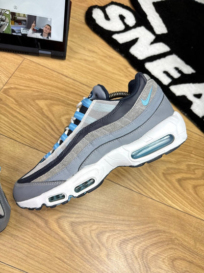 Nike Air Max 95 — buty sportowe męskie w bardzo dobrym stanie rozmiar 44, zewnętrzny panel prawego buta