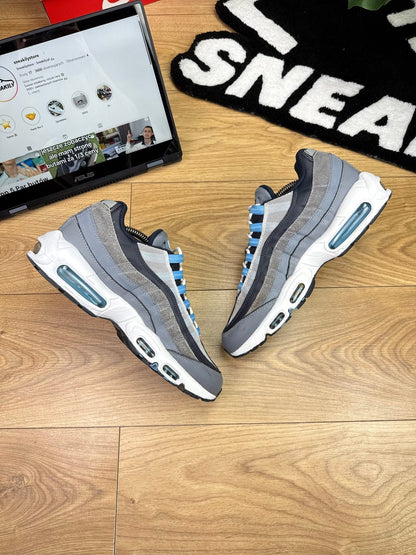 Nike Air Max 95 — buty sportowe męskie w bardzo dobrym stanie rozmiar 44, zewnętrzny panel lewego buta