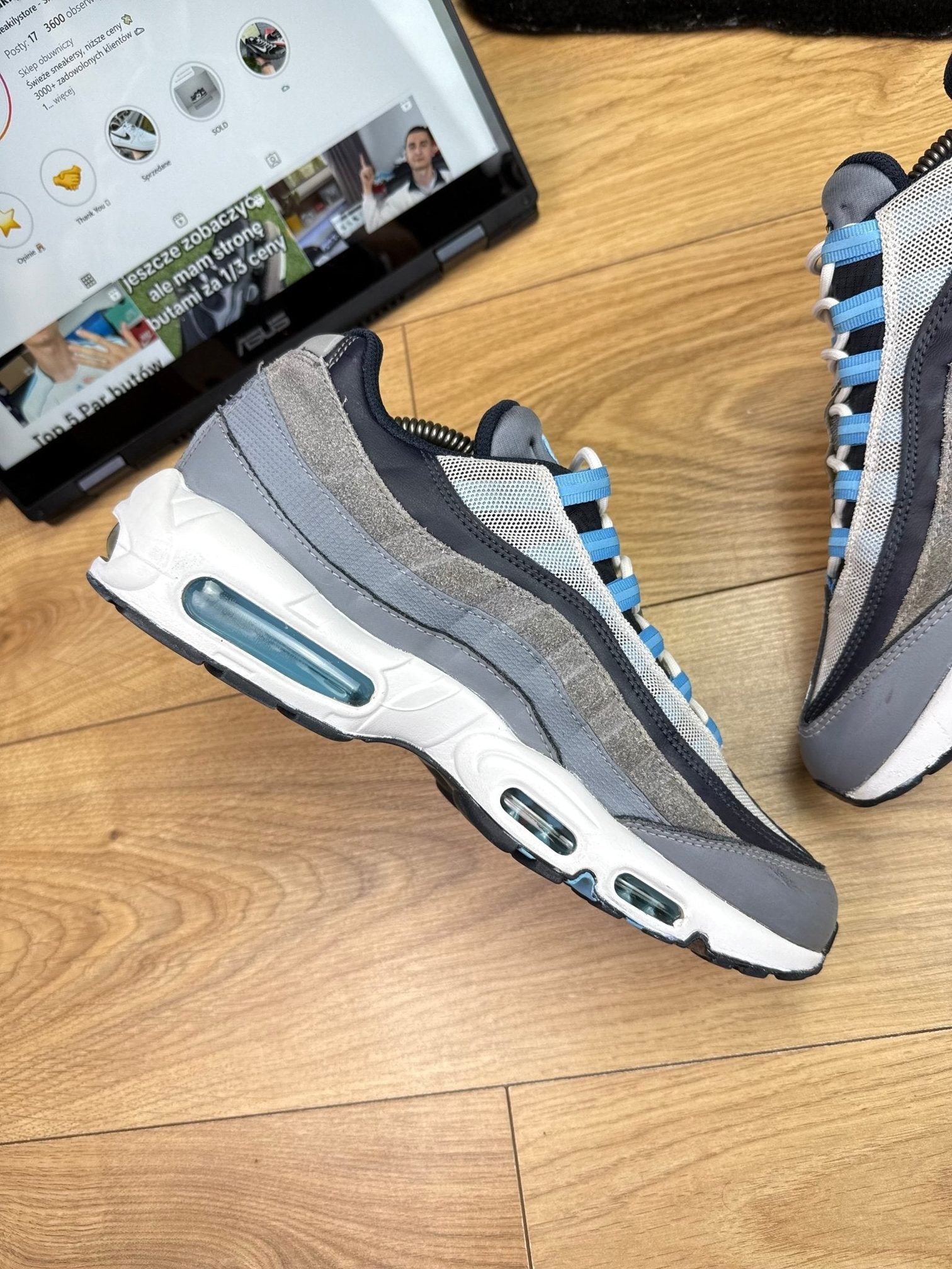 Nike Air Max 95 — buty sportowe męskie w bardzo dobrym stanie rozmiar 44, widok z góry na wewnętrzną stronę butów