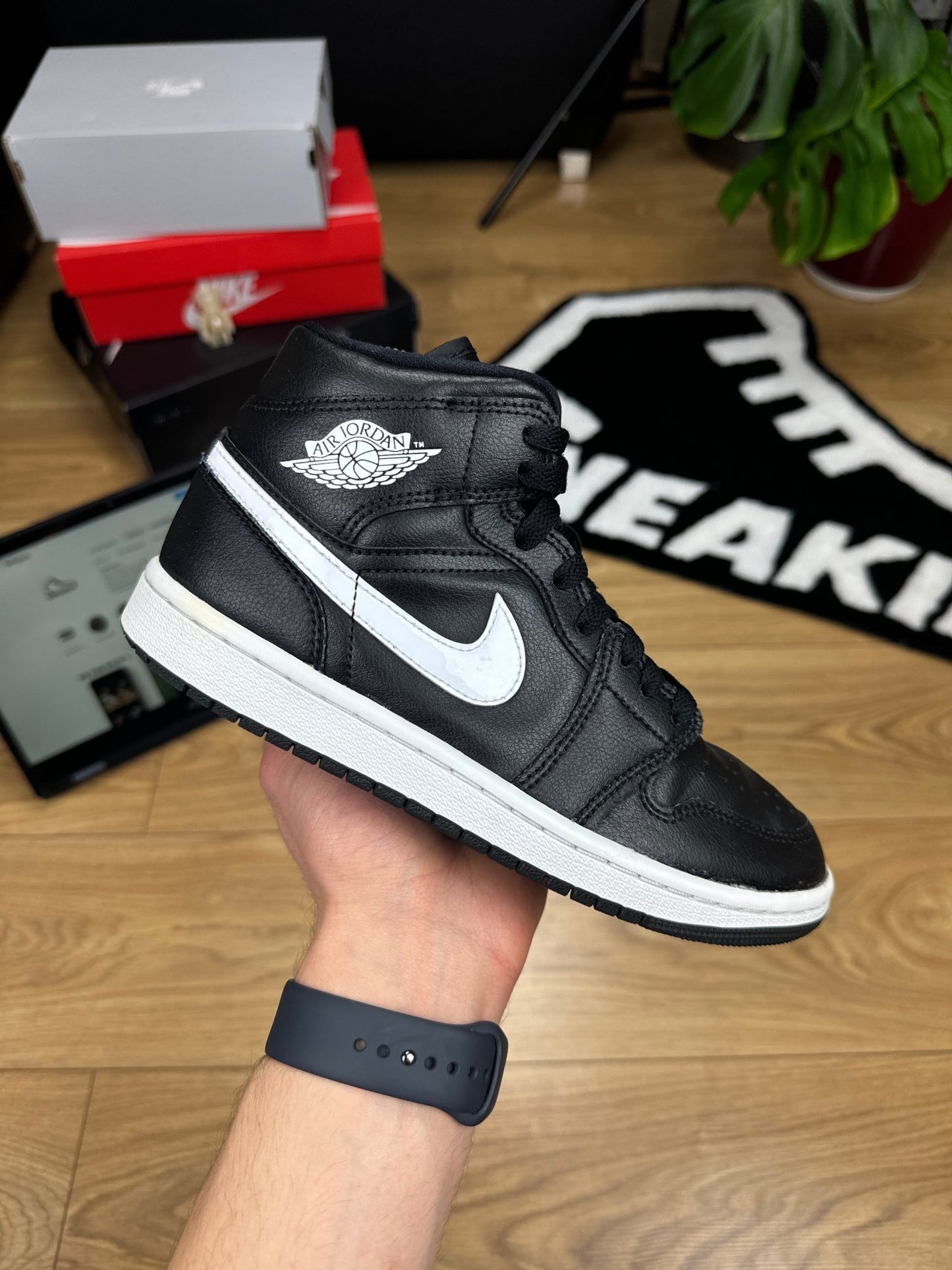 Nike Air Jordan 1 Mid (37.5)