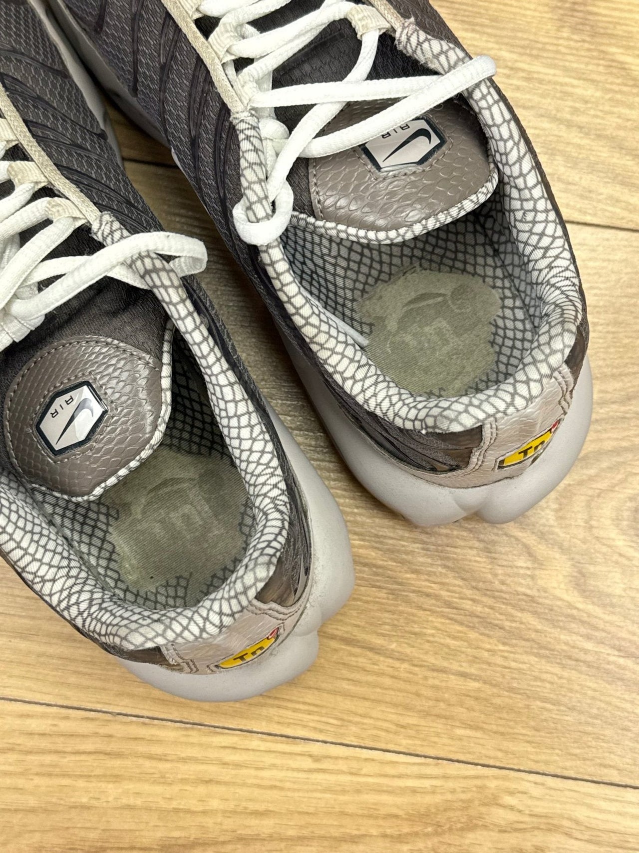 Nike Air Max Plus — buty sportowe męskie w bardzo dobrym stanie rozmiar 44, boczny profil
