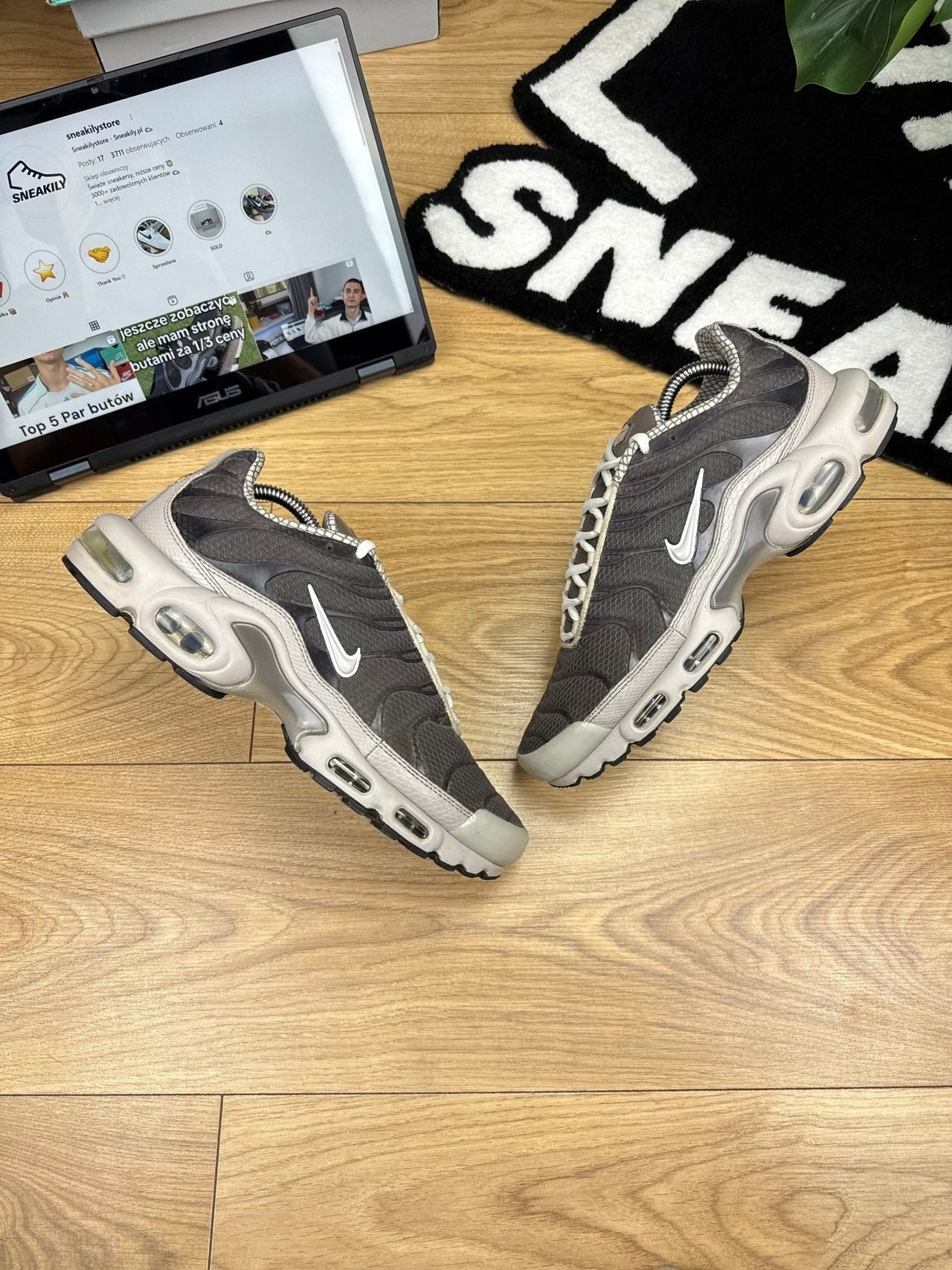 Nike Air Max Plus — buty sportowe męskie w bardzo dobrym stanie rozmiar 44, widok z góry na zewnętrzną stronę butów