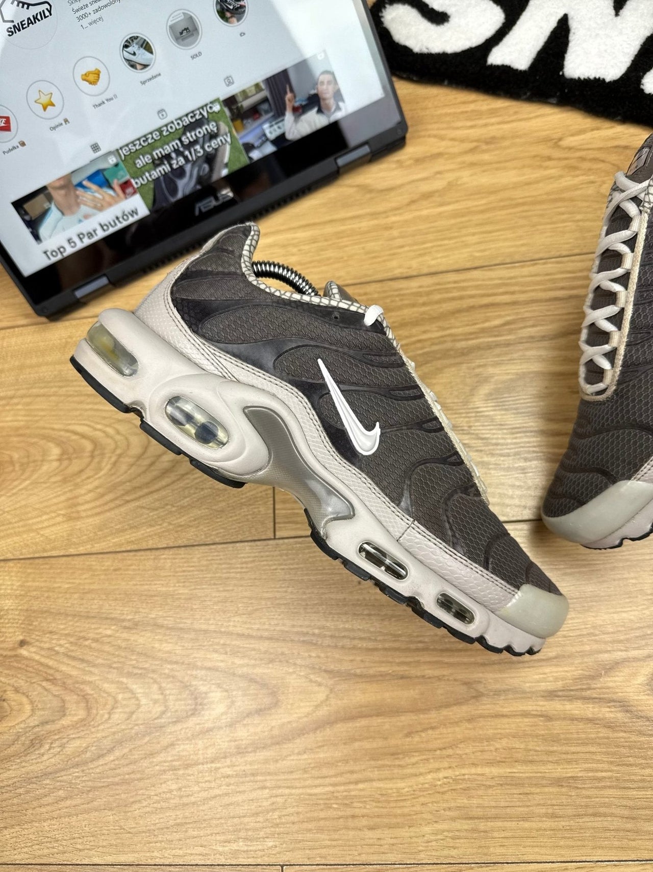 Nike Air Max Plus — buty sportowe męskie w bardzo dobrym stanie rozmiar 44, zewnętrzny panel prawego buta