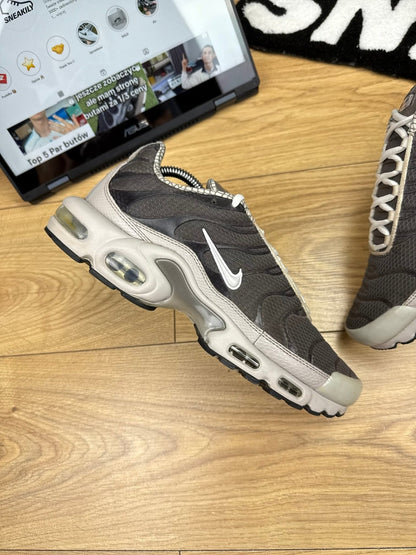 Nike Air Max Plus — buty sportowe męskie w bardzo dobrym stanie rozmiar 44, zewnętrzny panel prawego buta