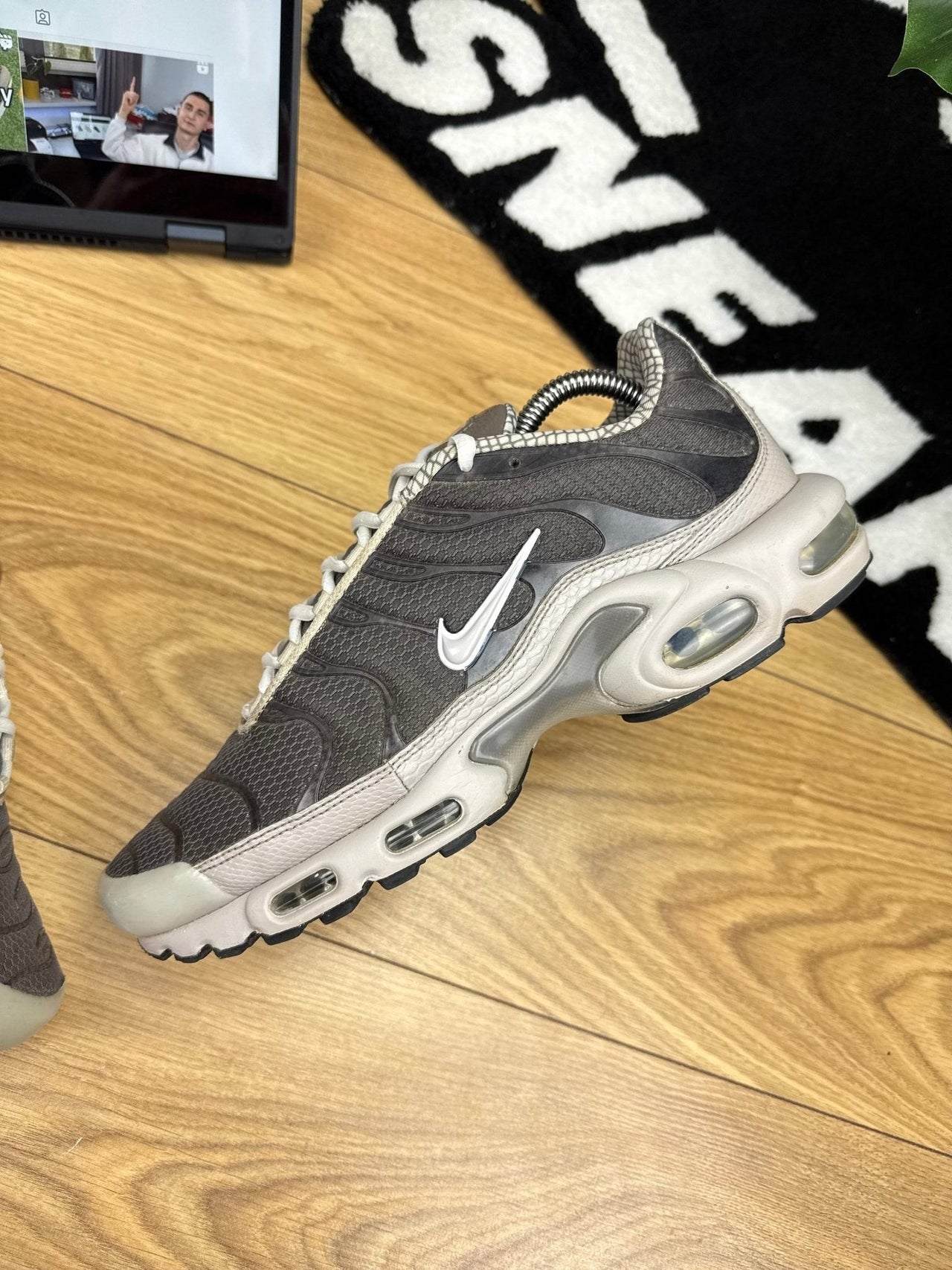Nike Air Max Plus — buty sportowe męskie w bardzo dobrym stanie rozmiar 44, zewnętrzny panel lewego buta