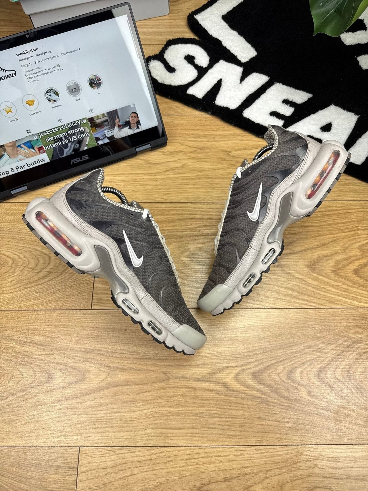 Nike Air Max Plus — buty sportowe męskie w bardzo dobrym stanie rozmiar 44, widok z góry na wewnętrzną stronę butów
