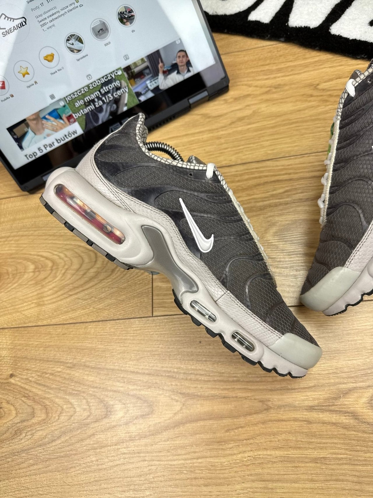 Nike Air Max Plus — buty sportowe męskie w bardzo dobrym stanie rozmiar 44, wewnętrzny panel lewego buta
