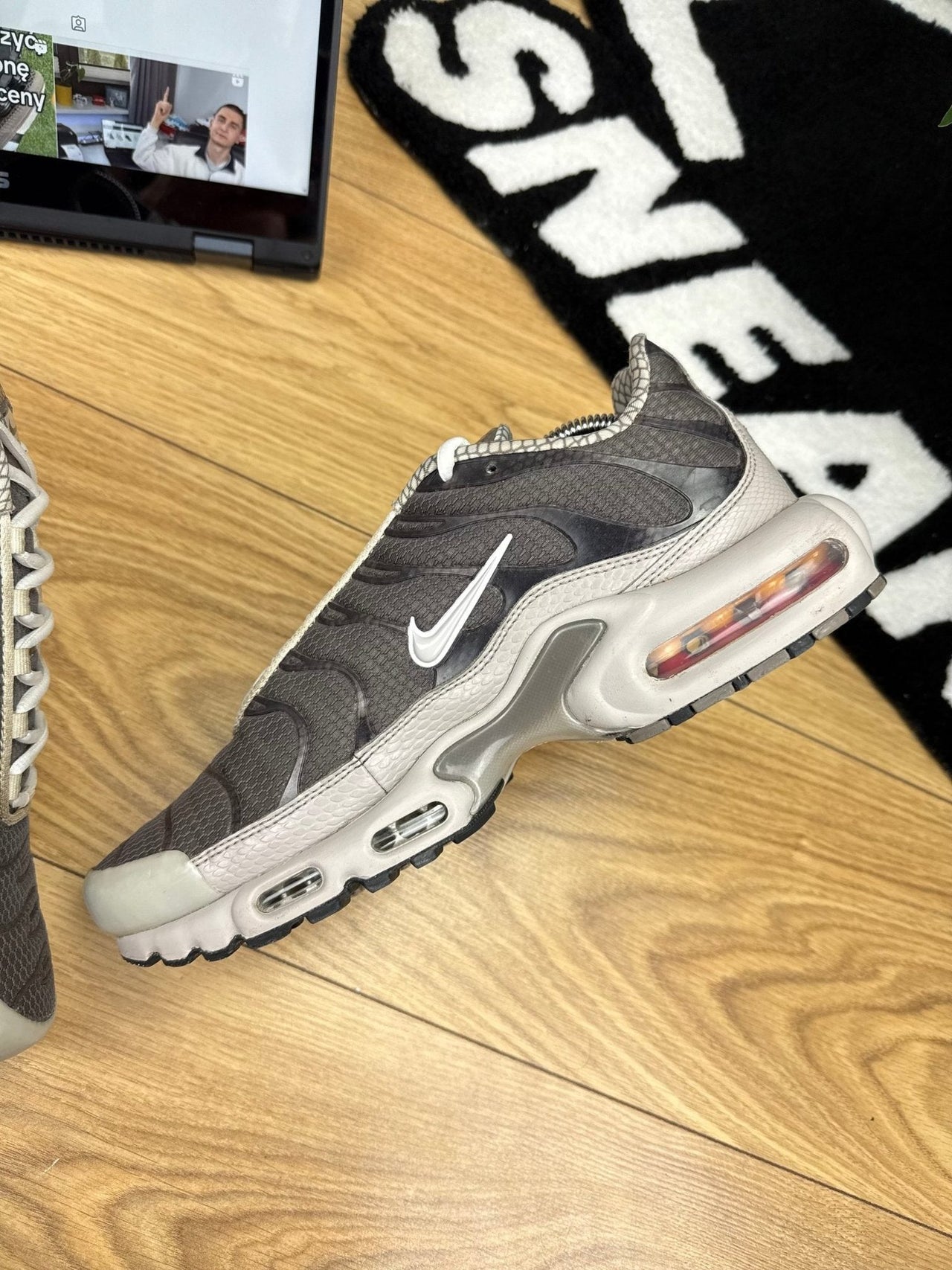 Nike Air Max Plus — buty sportowe męskie w bardzo dobrym stanie rozmiar 44, wewnętrzny panel prawego buta