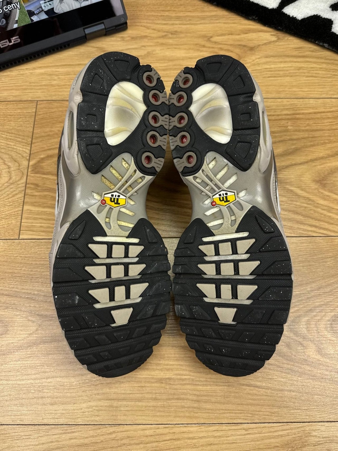 Nike Air Max Plus — buty sportowe męskie w bardzo dobrym stanie rozmiar 44, zapiętki butów