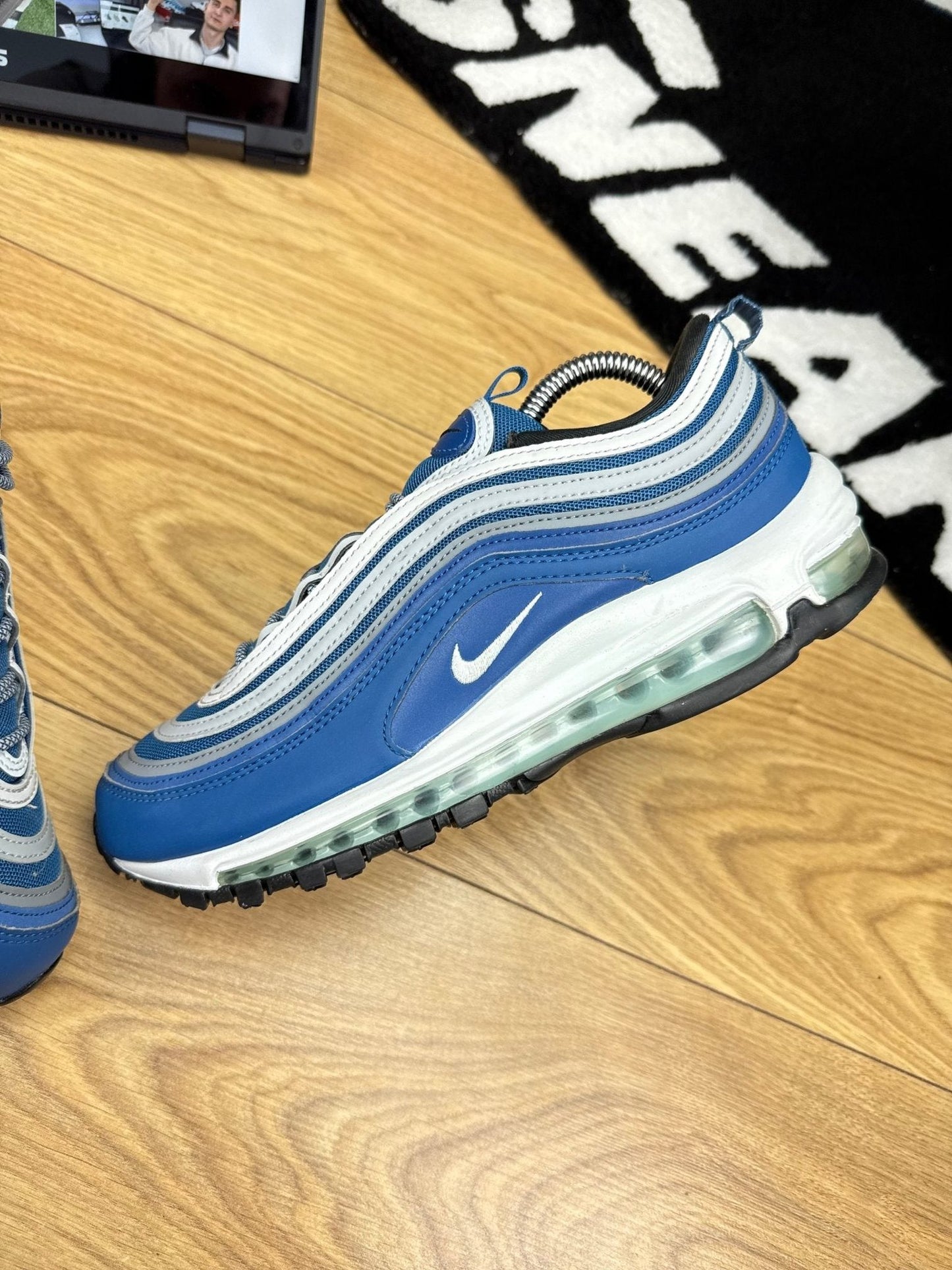 Nike Air Max 97 “Court Blue / Pure Platinum / Wolf Grey / Glacier Blue” Court Blue — buty sportowe męskie w bardzo dobrym stanie rozmiar 41, zewnętrzny panel lewego buta
