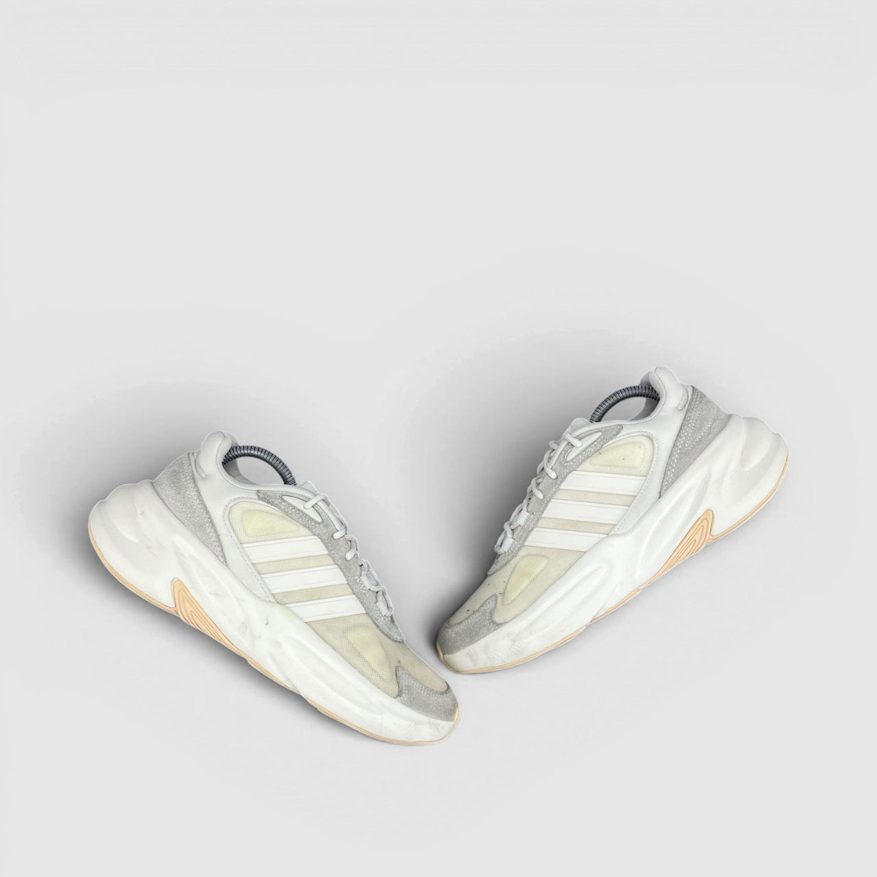 Adidas Ozelle Cloud White — buty sportowe męskie w bardzo dobrym stanie rozmiar 40, widok z góry na zewnętrzną stronę butów