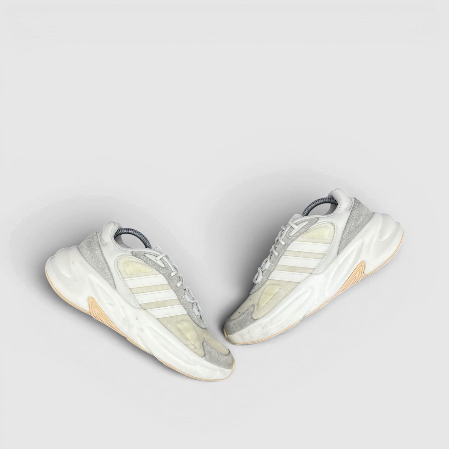 Adidas Ozelle Cloud White — buty sportowe męskie w bardzo dobrym stanie rozmiar 40, widok z góry na zewnętrzną stronę butów