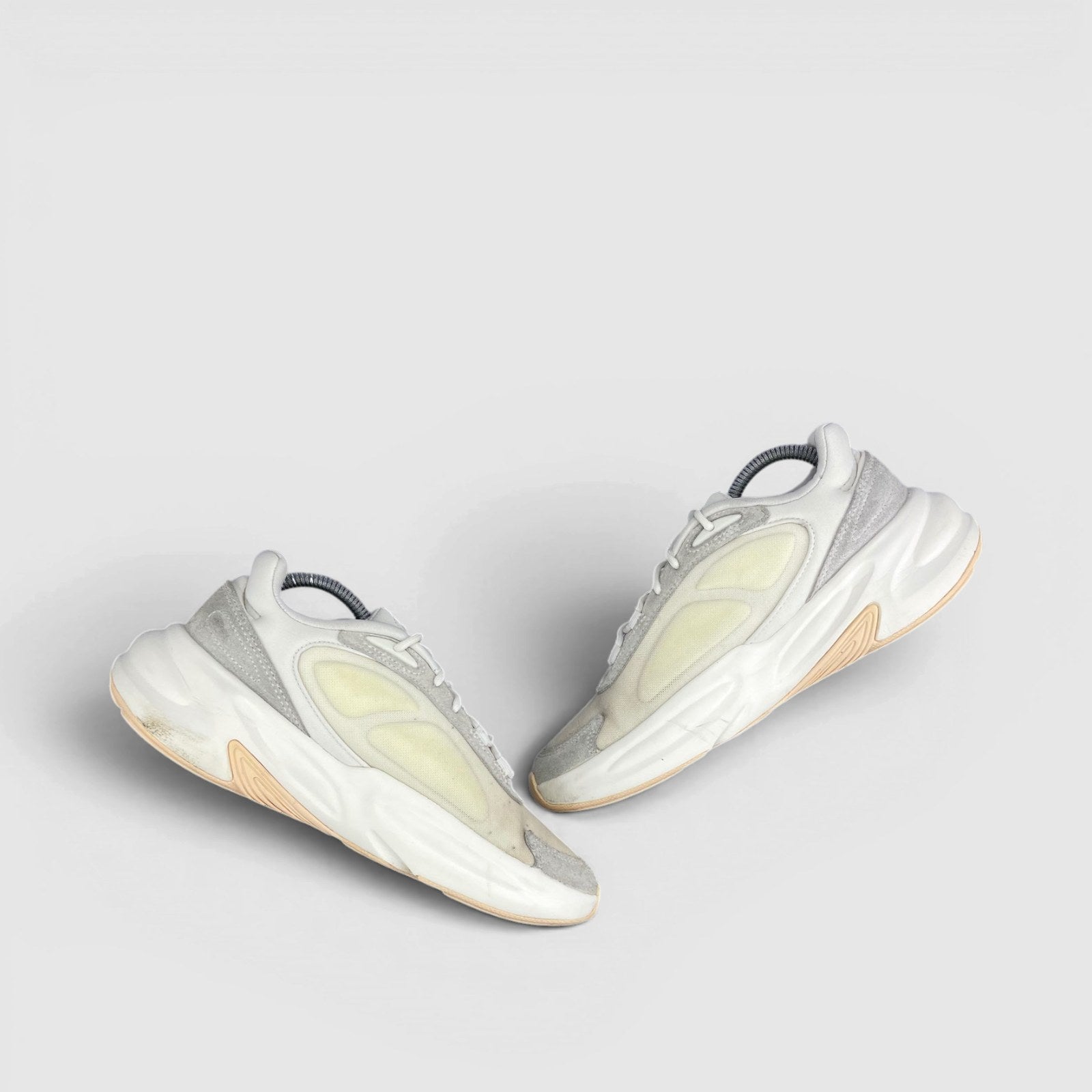 Adidas Ozelle Cloud White — buty sportowe męskie w bardzo dobrym stanie rozmiar 40, zewnętrzny panel prawego buta