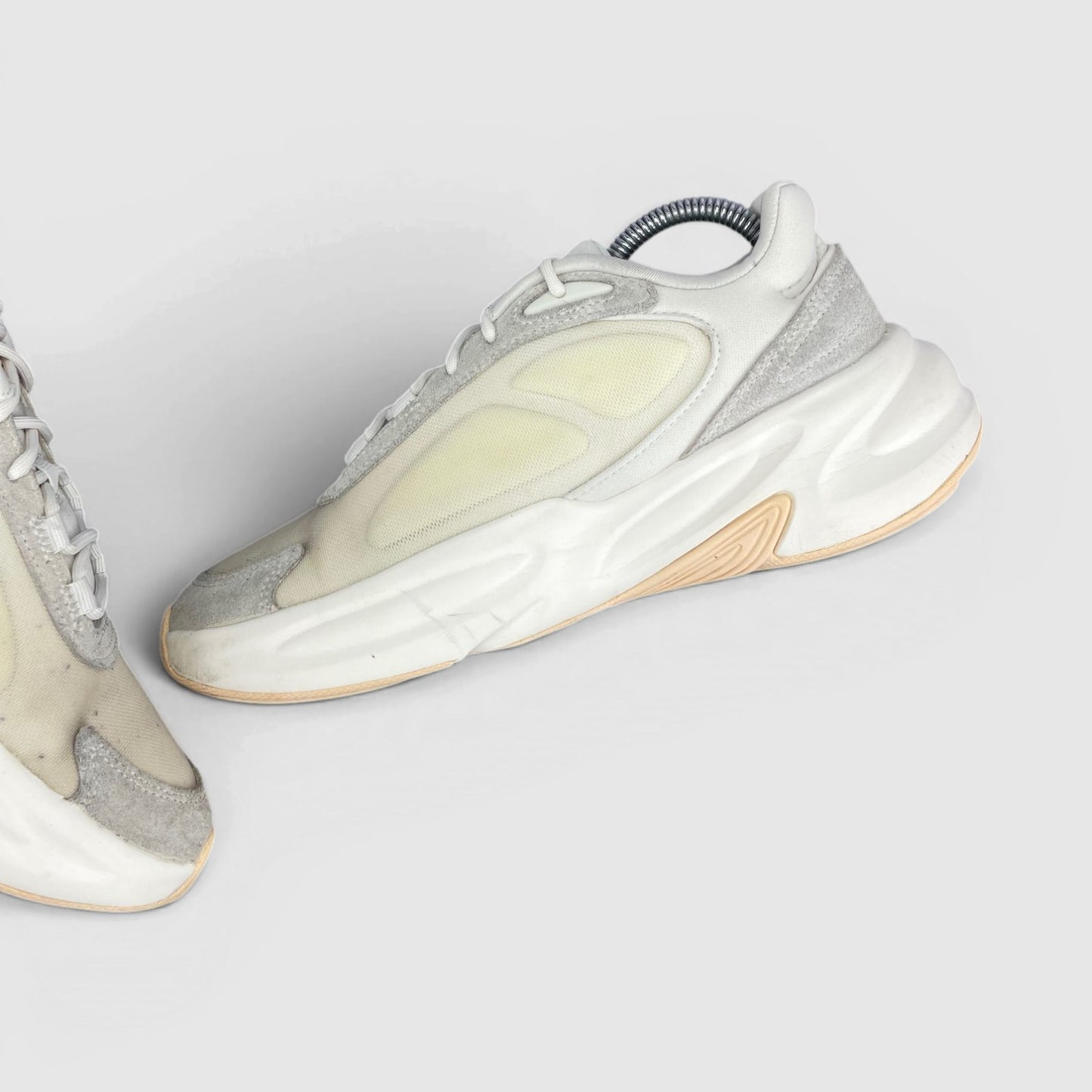 Adidas Ozelle Cloud White — buty sportowe męskie w bardzo dobrym stanie rozmiar 40, wewnętrzny panel prawego buta