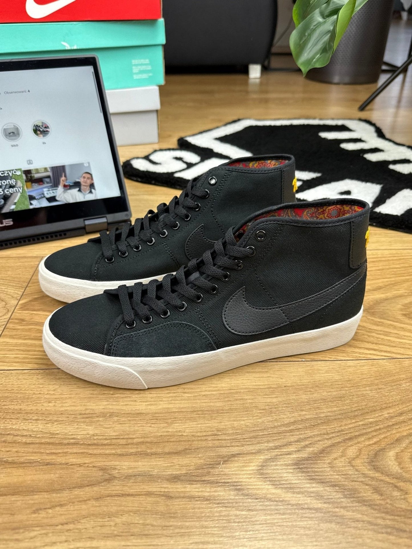 Nike SB Blazer Court Mid Premium — buty sportowe męskie nowe rozmiar 43, zewnętrzny panel prawego buta