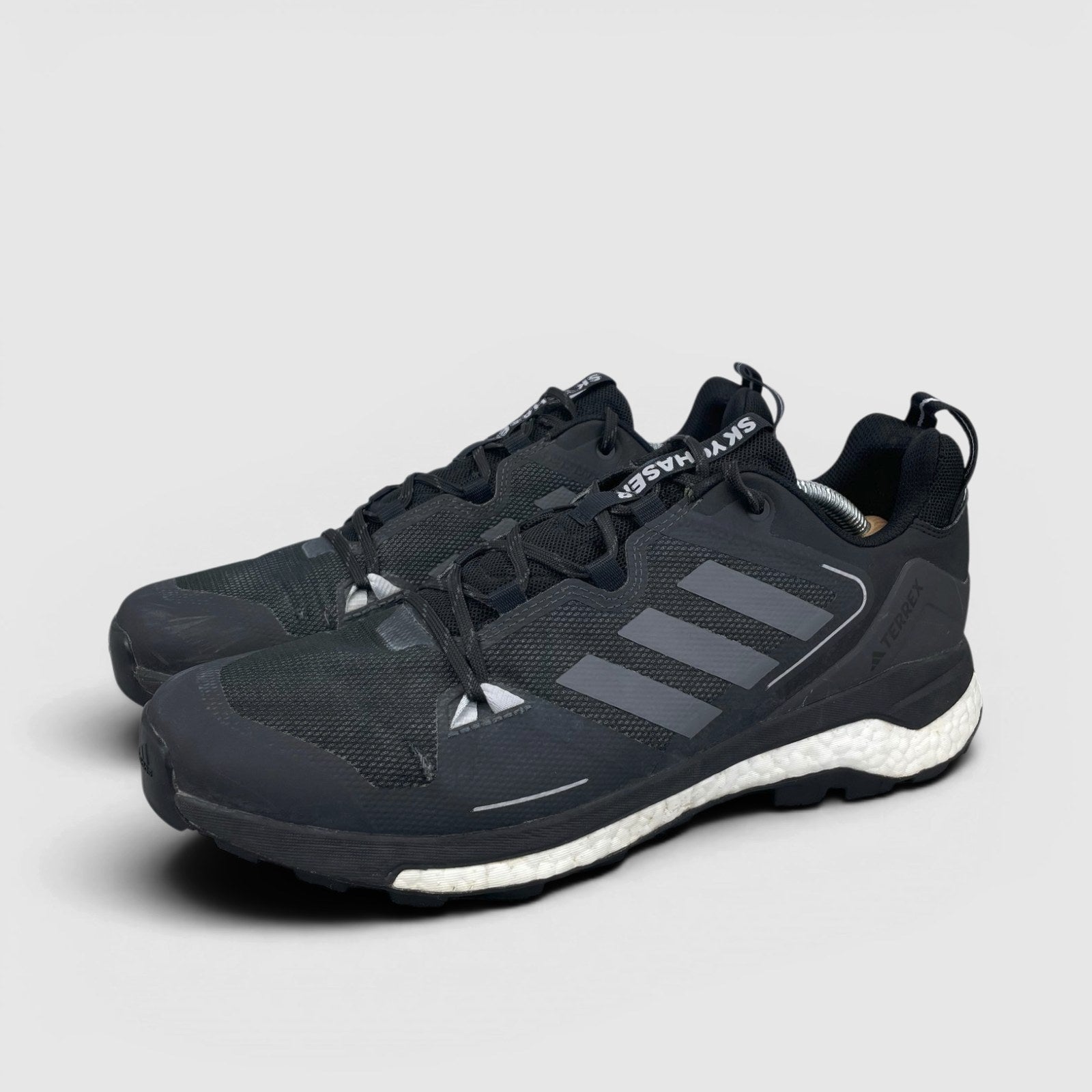 Adidas Terrex Skychaser 2.0 Black Grey — trekkingi męskie w bardzo dobrym stanie rozmiar 46, widok z boku