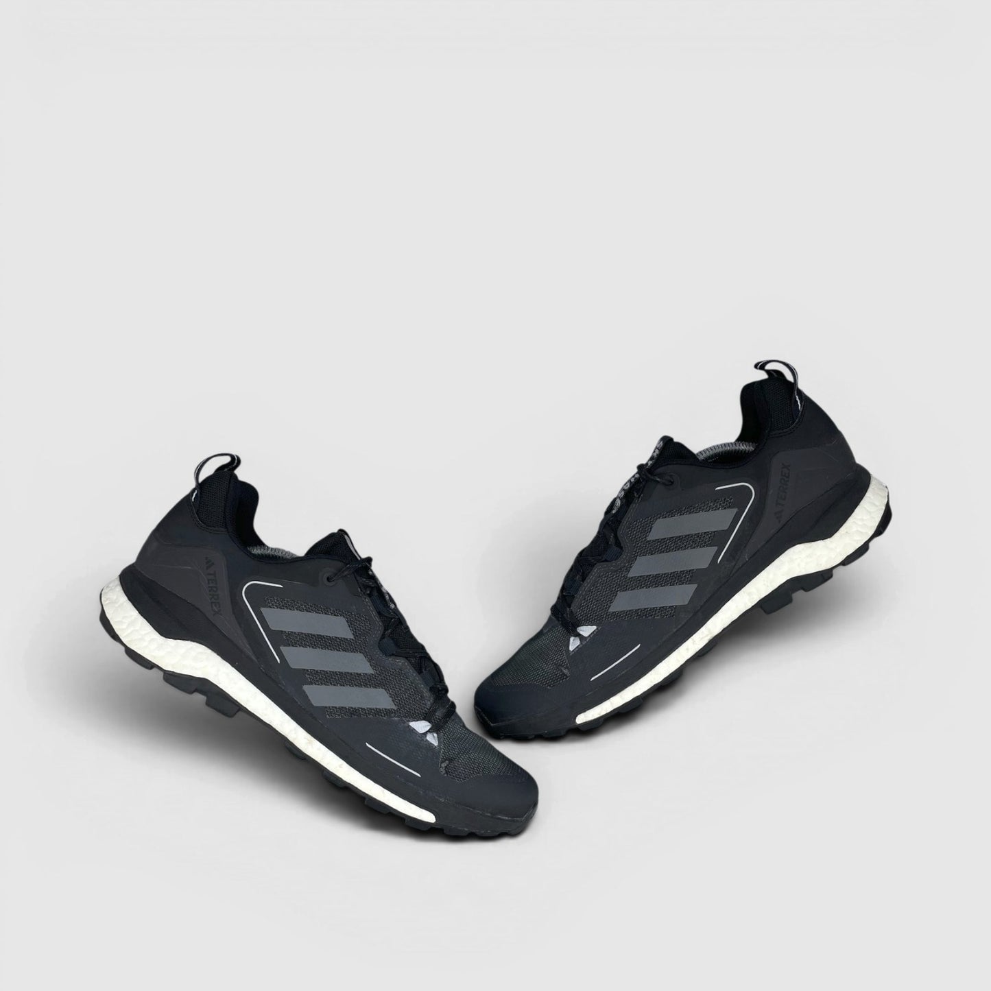 Adidas Terrex Skychaser 2.0 Black Grey — trekkingi męskie w bardzo dobrym stanie rozmiar 46, widok z góry na zewnętrzną stronę butów