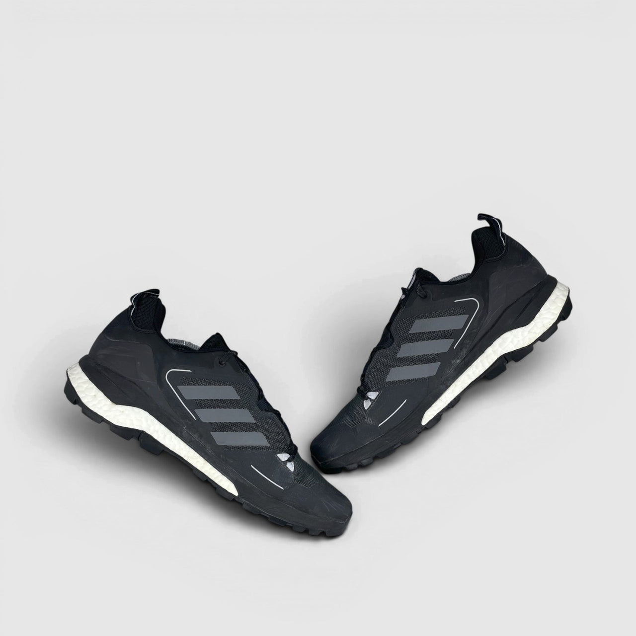 Adidas Terrex Skychaser 2.0 Black Grey — trekkingi męskie w bardzo dobrym stanie rozmiar 46, zewnętrzny panel prawego buta