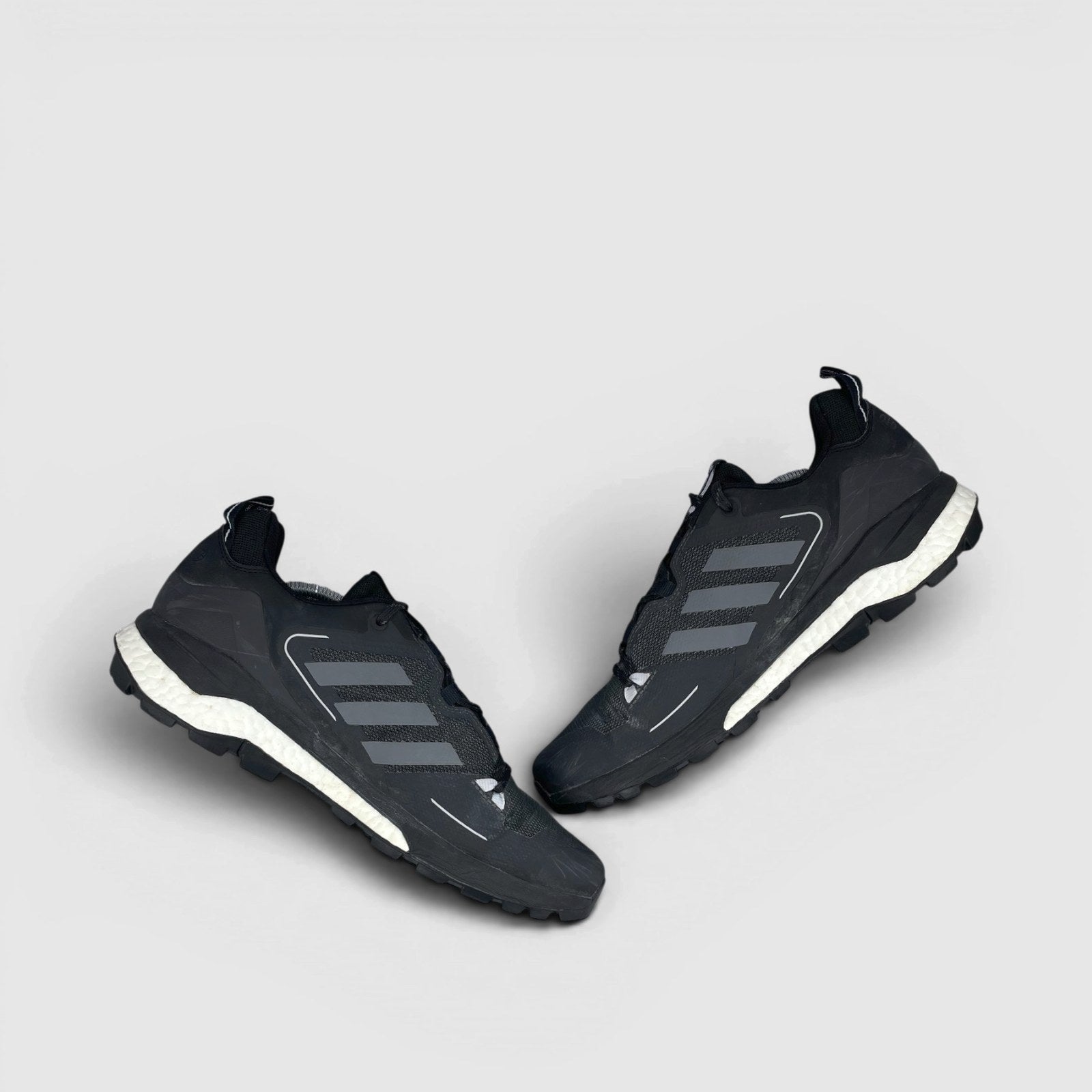 Adidas Terrex Skychaser 2.0 Black Grey — trekkingi męskie w bardzo dobrym stanie rozmiar 46, zewnętrzny panel prawego buta