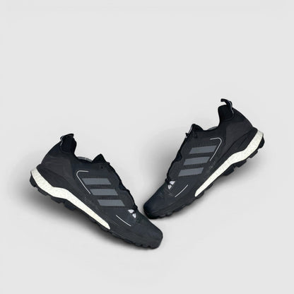 Adidas Terrex Skychaser 2.0 Black Grey — trekkingi męskie w bardzo dobrym stanie rozmiar 46, zewnętrzny panel prawego buta