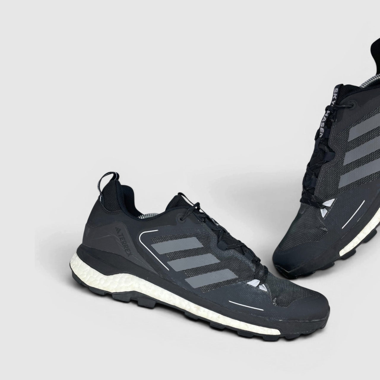 Adidas Terrex Skychaser 2.0 Black Grey — trekkingi męskie w bardzo dobrym stanie rozmiar 46, zewnętrzny panel lewego buta