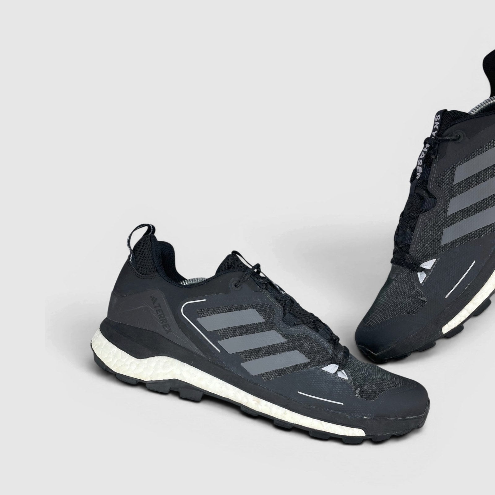 Adidas Terrex Skychaser 2.0 Black Grey — trekkingi męskie w bardzo dobrym stanie rozmiar 46, zewnętrzny panel lewego buta