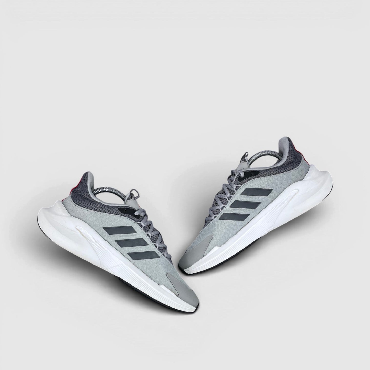 Adidas AlphaEdge + — buty sportowe męskie w bardzo dobrym stanie rozmiar 41 1/3, zewnętrzny panel prawego buta
