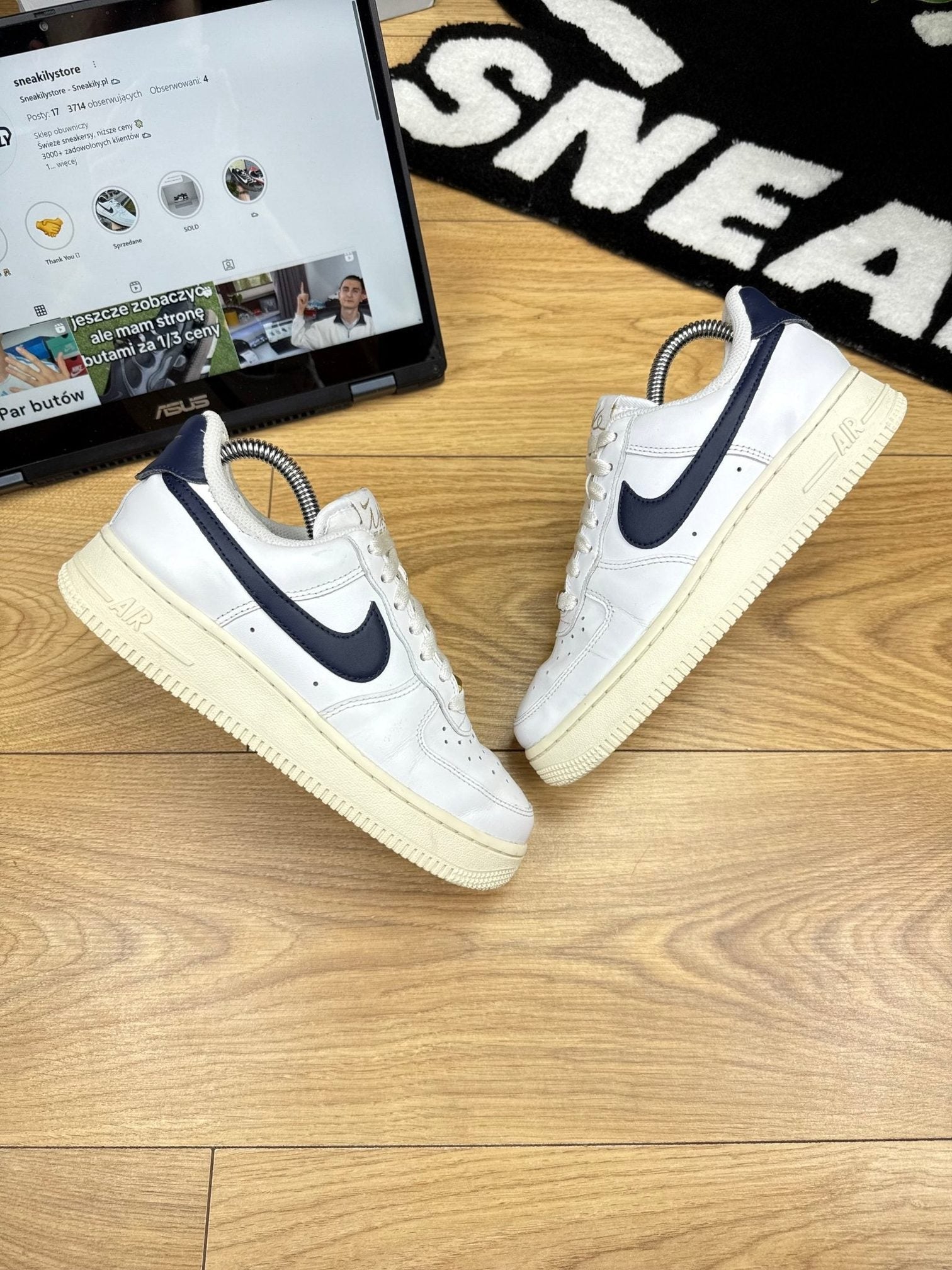 Nike Air Force 1 ’07 FlyEase — buty sportowe damskie w bardzo dobrym stanie rozmiar 36.5, widok z góry na zewnętrzną stronę butów