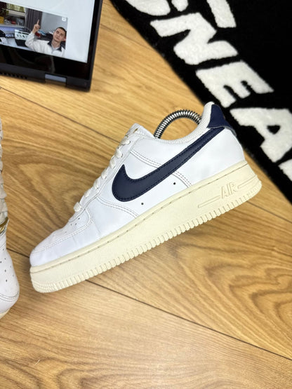 Nike Air Force 1 ’07 FlyEase — buty sportowe damskie w bardzo dobrym stanie rozmiar 36.5, zewnętrzny panel lewego buta