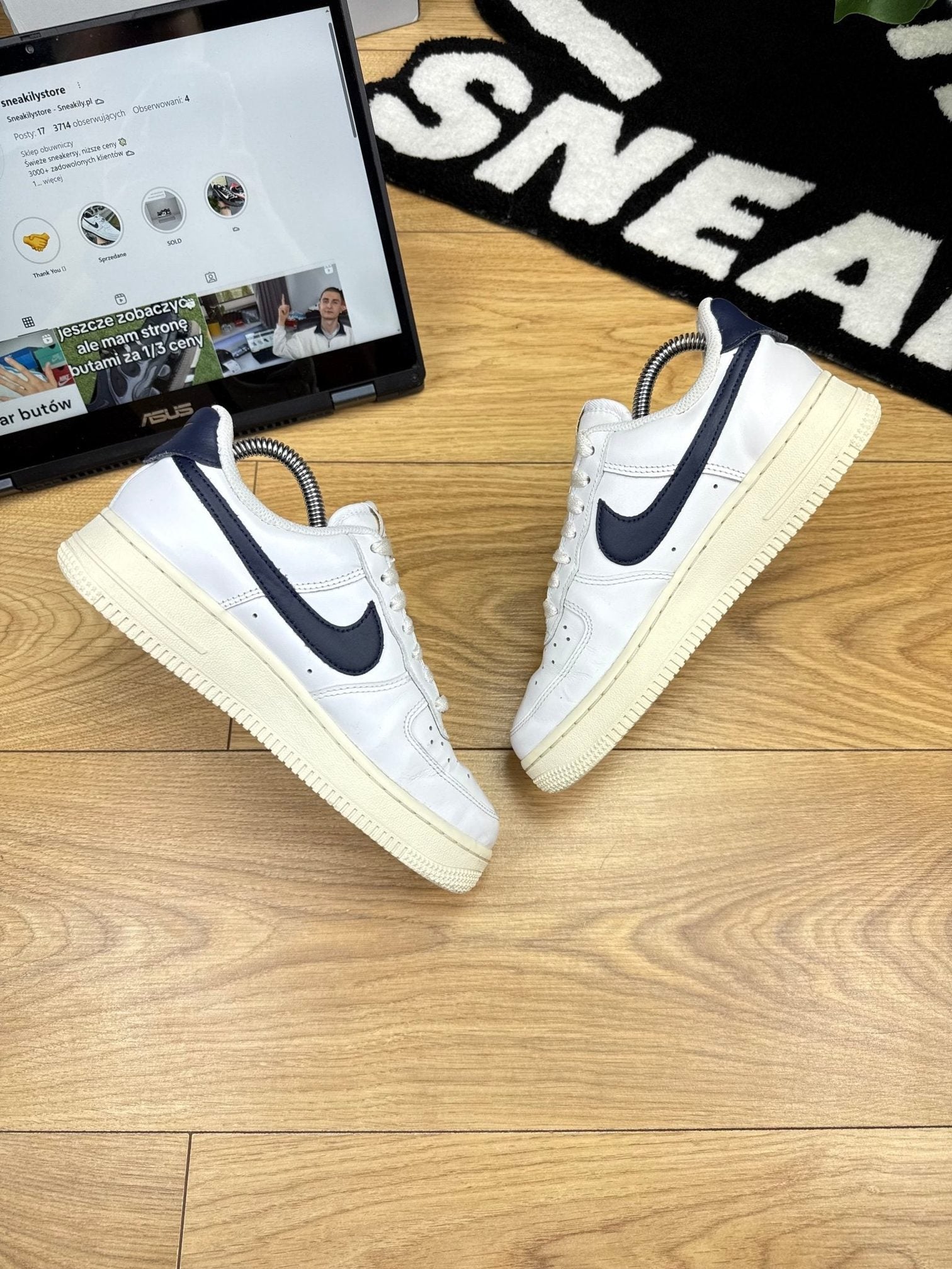 Nike Air Force 1 ’07 FlyEase — buty sportowe damskie w bardzo dobrym stanie rozmiar 36.5, widok z góry na wewnętrzną stronę butów
