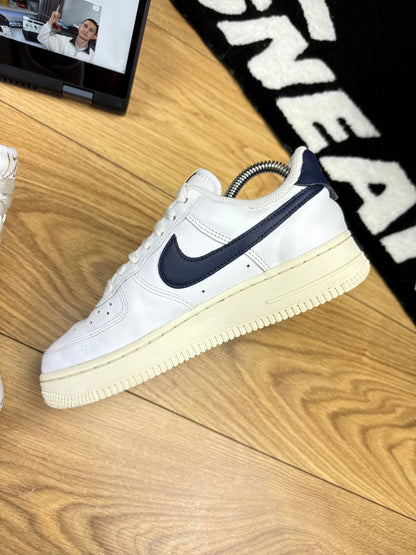 Nike Air Force 1 ’07 FlyEase — buty sportowe damskie w bardzo dobrym stanie rozmiar 36.5, wewnętrzny panel prawego buta