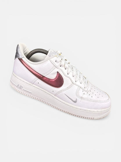 Nike Air Force 1 ’07 — buty sportowe męskie w dobrym stanie rozmiar 42.5, widok z boku