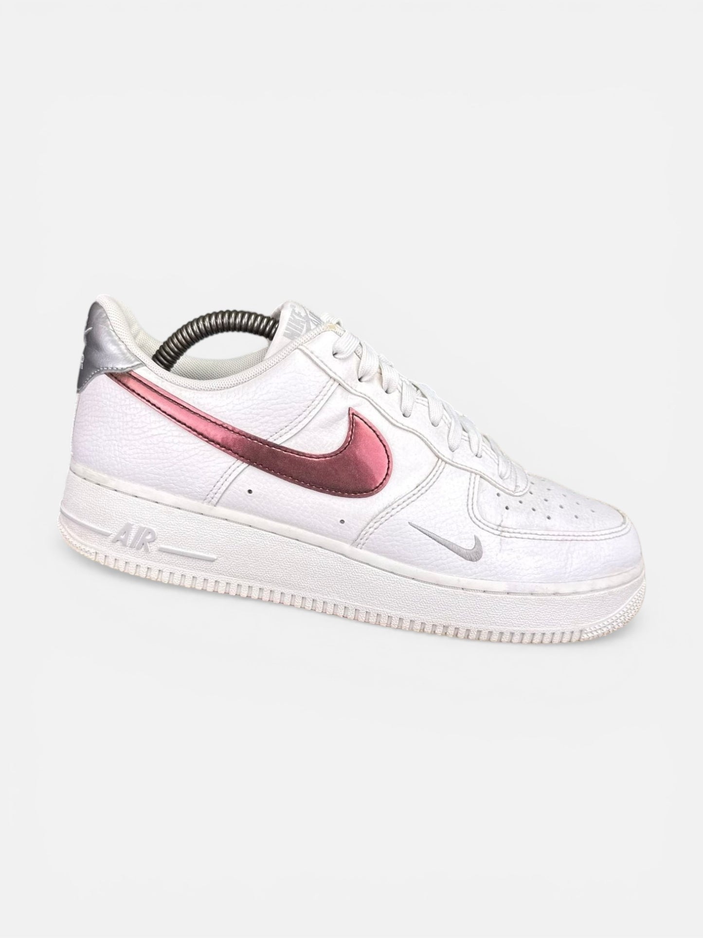 Nike Air Force 1 ’07 — buty sportowe męskie w dobrym stanie rozmiar 42.5, boczny profil