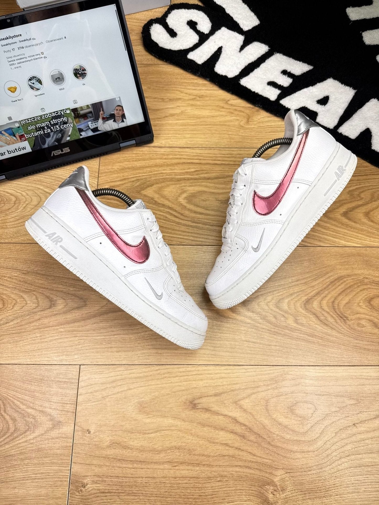 Nike Air Force 1 ’07 — buty sportowe męskie w dobrym stanie rozmiar 42.5, widok z góry na zewnętrzną stronę butów