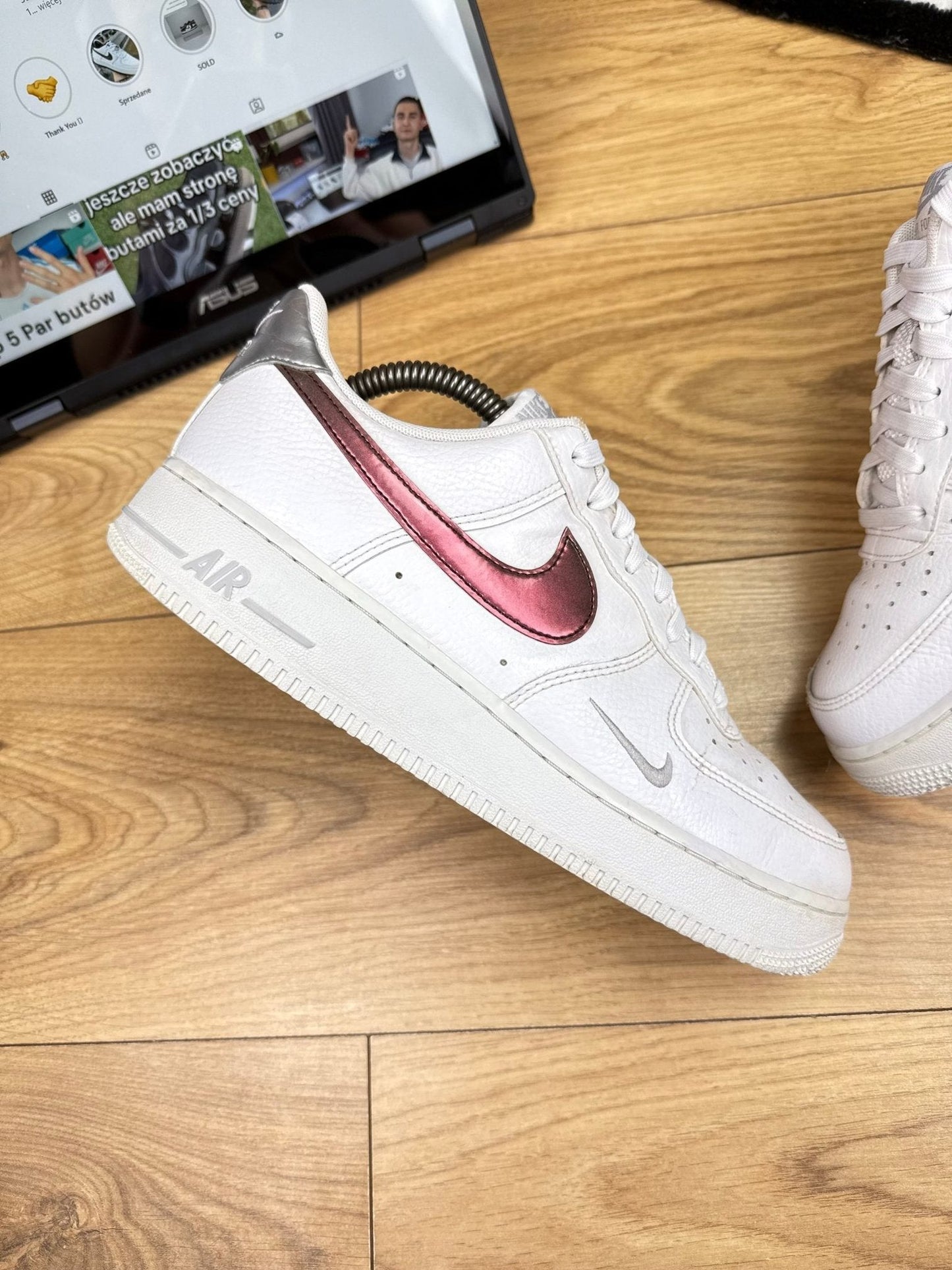 Nike Air Force 1 ’07 — buty sportowe męskie w dobrym stanie rozmiar 42.5, zewnętrzny panel prawego buta