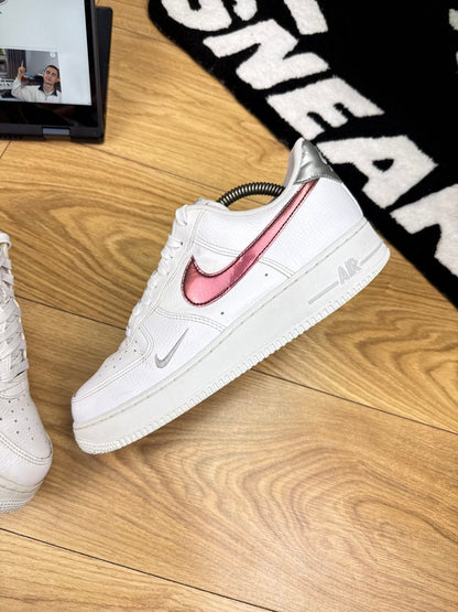 Nike Air Force 1 ’07 — buty sportowe męskie w dobrym stanie rozmiar 42.5, zewnętrzny panel lewego buta