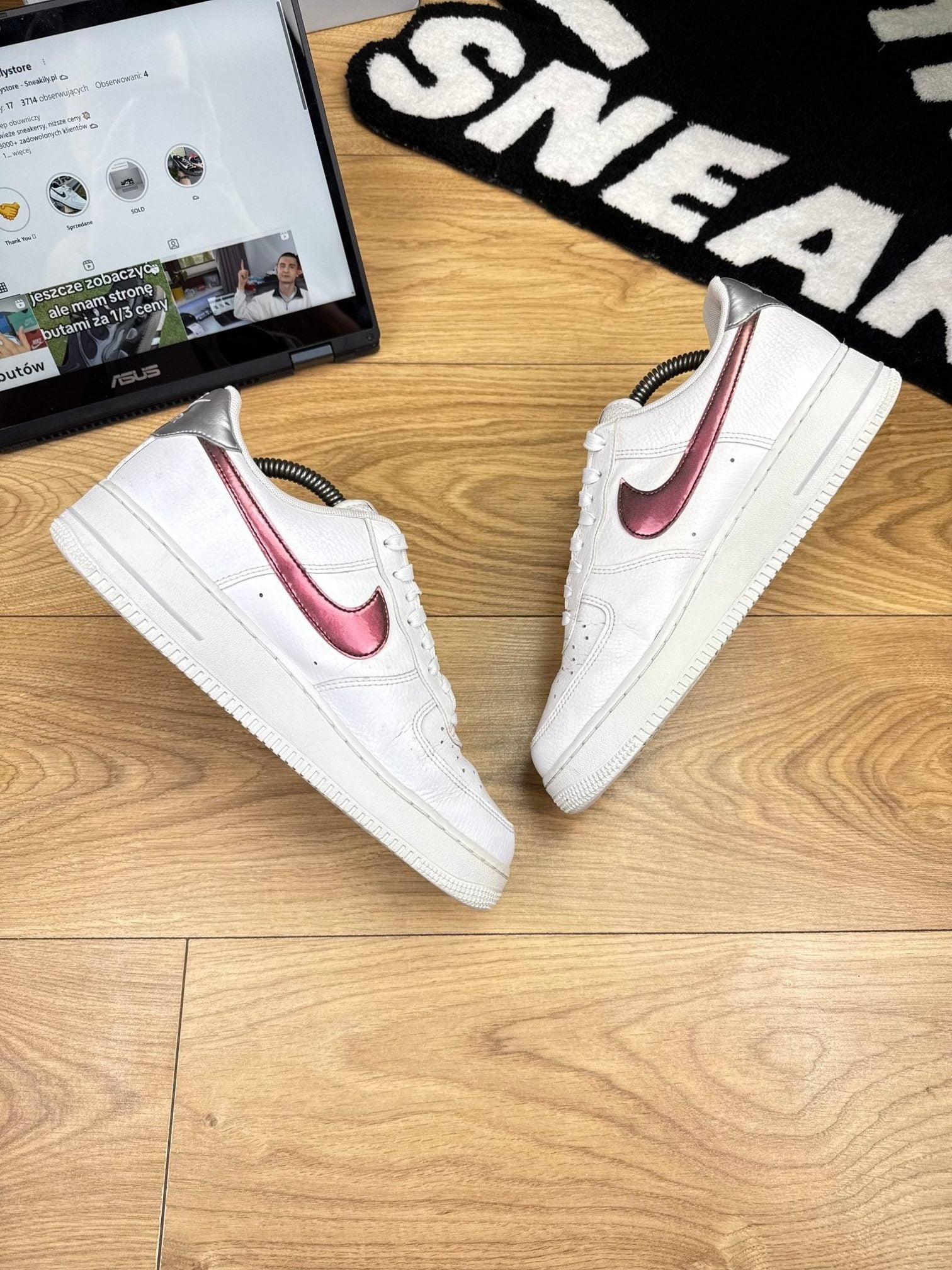 Nike Air Force 1 ’07 — buty sportowe męskie w dobrym stanie rozmiar 42.5, widok z góry na wewnętrzną stronę butów