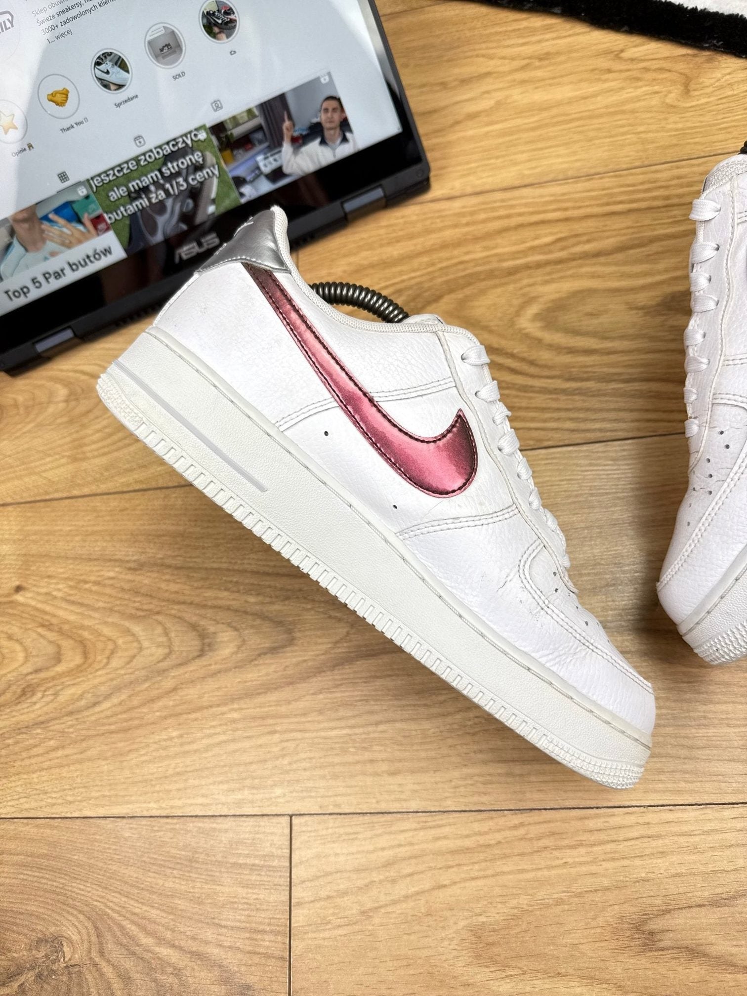Nike Air Force 1 ’07 — buty sportowe męskie w dobrym stanie rozmiar 42.5, wewnętrzny panel lewego buta